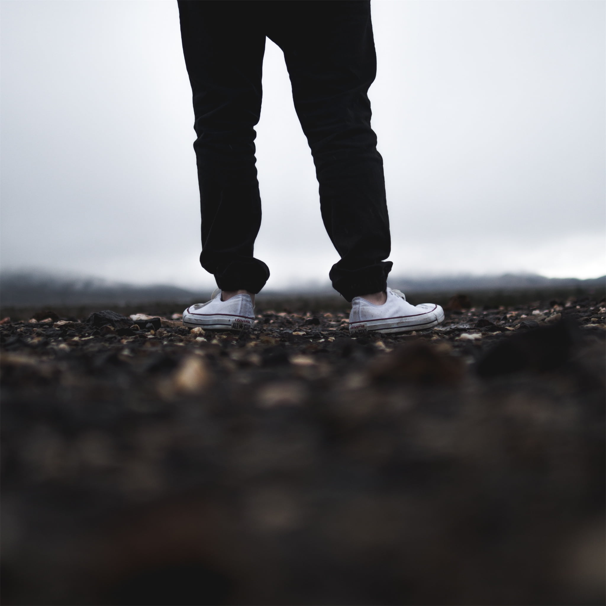 jeans, star, adults only, leisure activity, standing, human body part, one man only, surface level, black, casual clothing, sky, outdoors, 1080P, only men, Phone HD Wallpaper