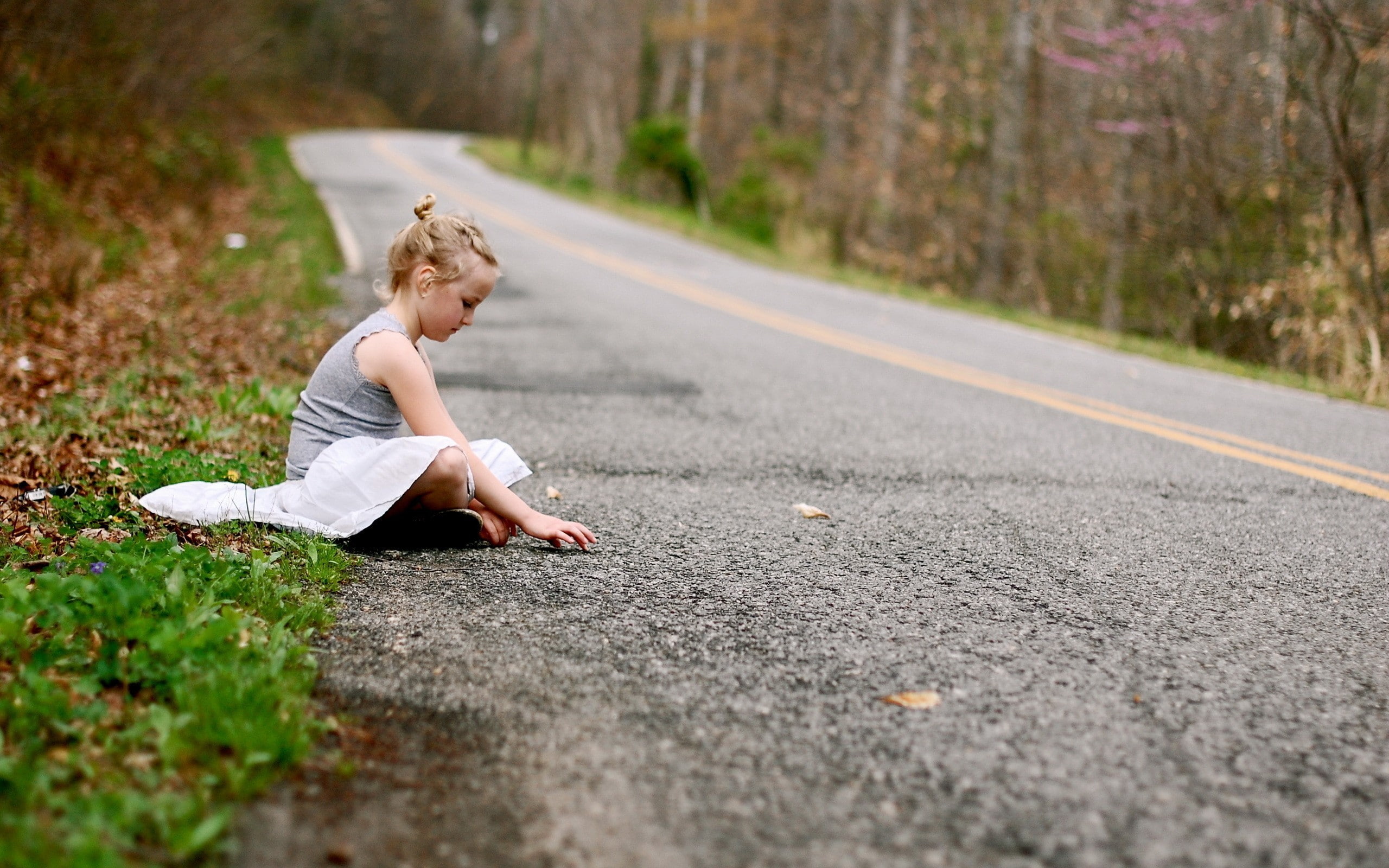 little girl, 2K, children, blonde, road, sitting, HD Wallpaper