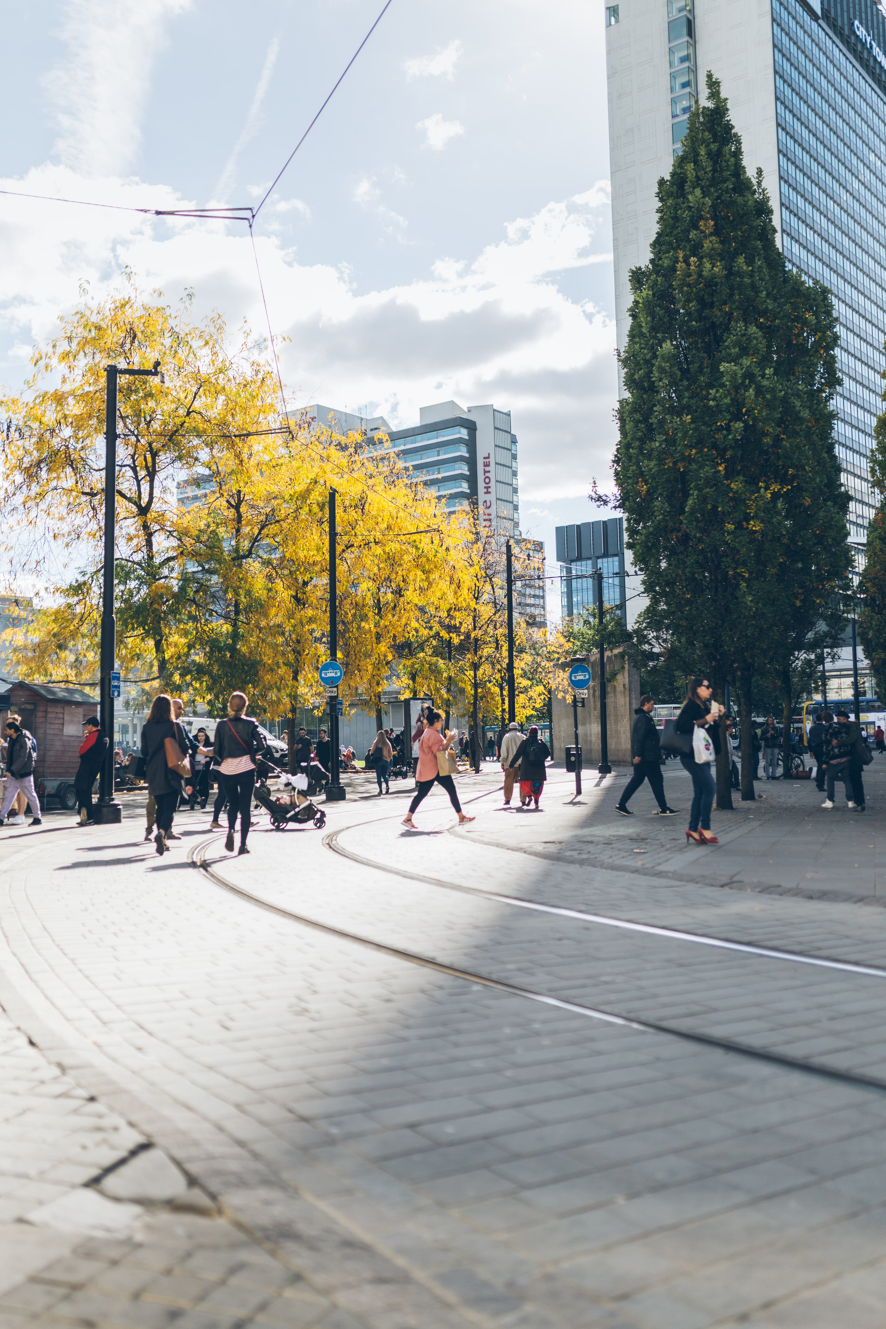 tarmac, human, architecture, sky, adult, plant, men, built structure, urban, city, city life, building, pedestrian, street, building exterior, people, manchester, Phone HD Wallpaper
