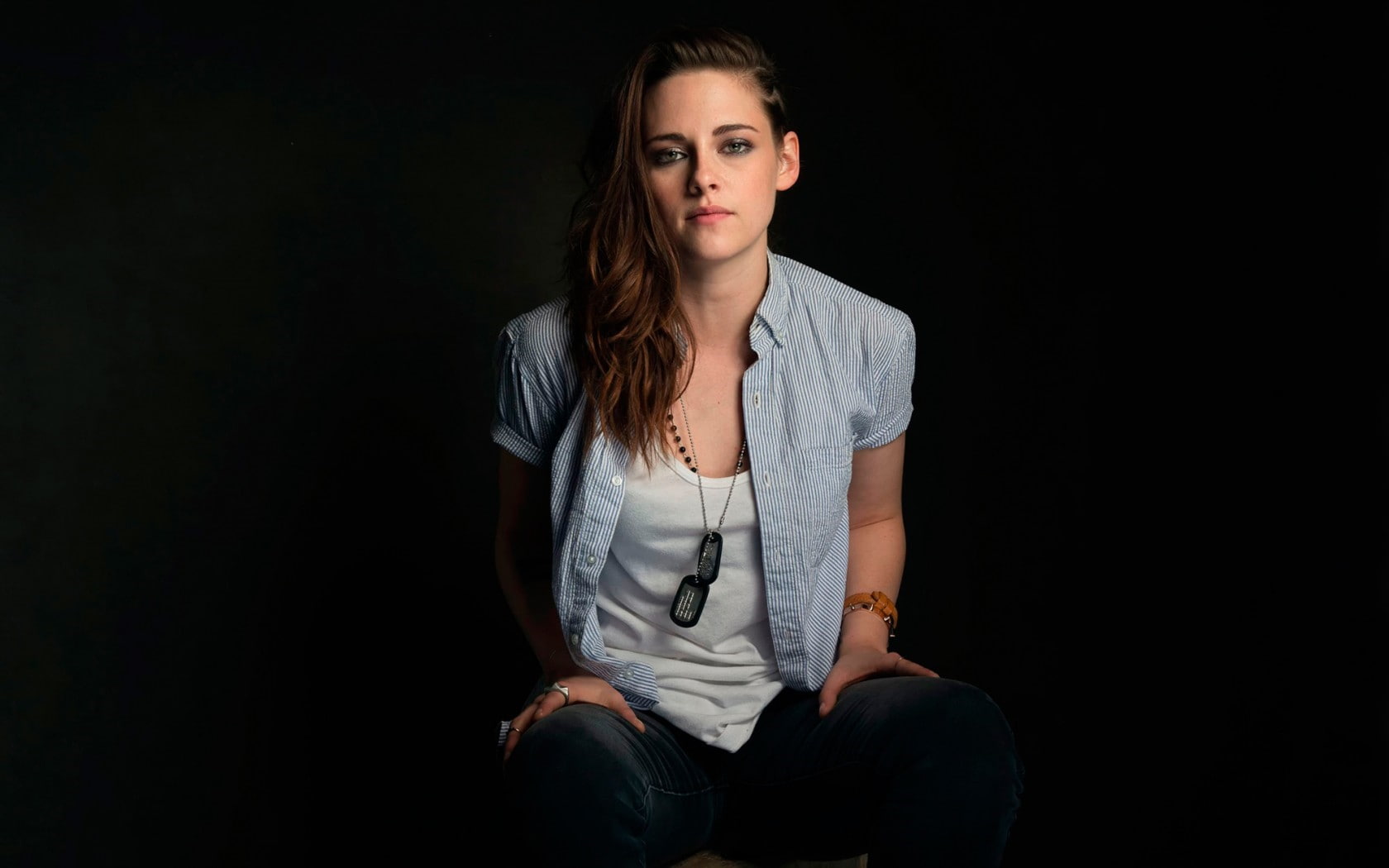 beauty, casual clothing, one person, brown hair, contemplation, Kristen stewart, dark, Photoshoot, studio shot, hairstyle, Movie, Camp x-ray, front view, HD Wallpaper
