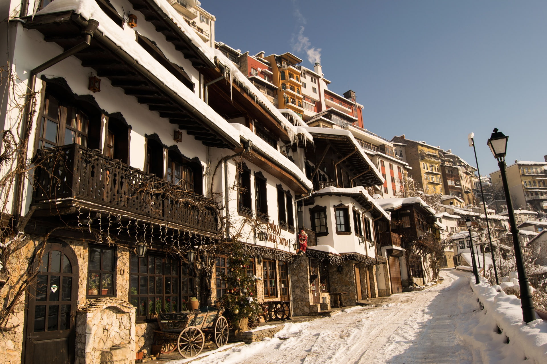 town, snow, New Years tree, Veliko Tarnovo, street, street lamps, 1080P, home, houses, tree, the city, sky, Bulgaria, the sky, lights, winter, HD Wallpaper
