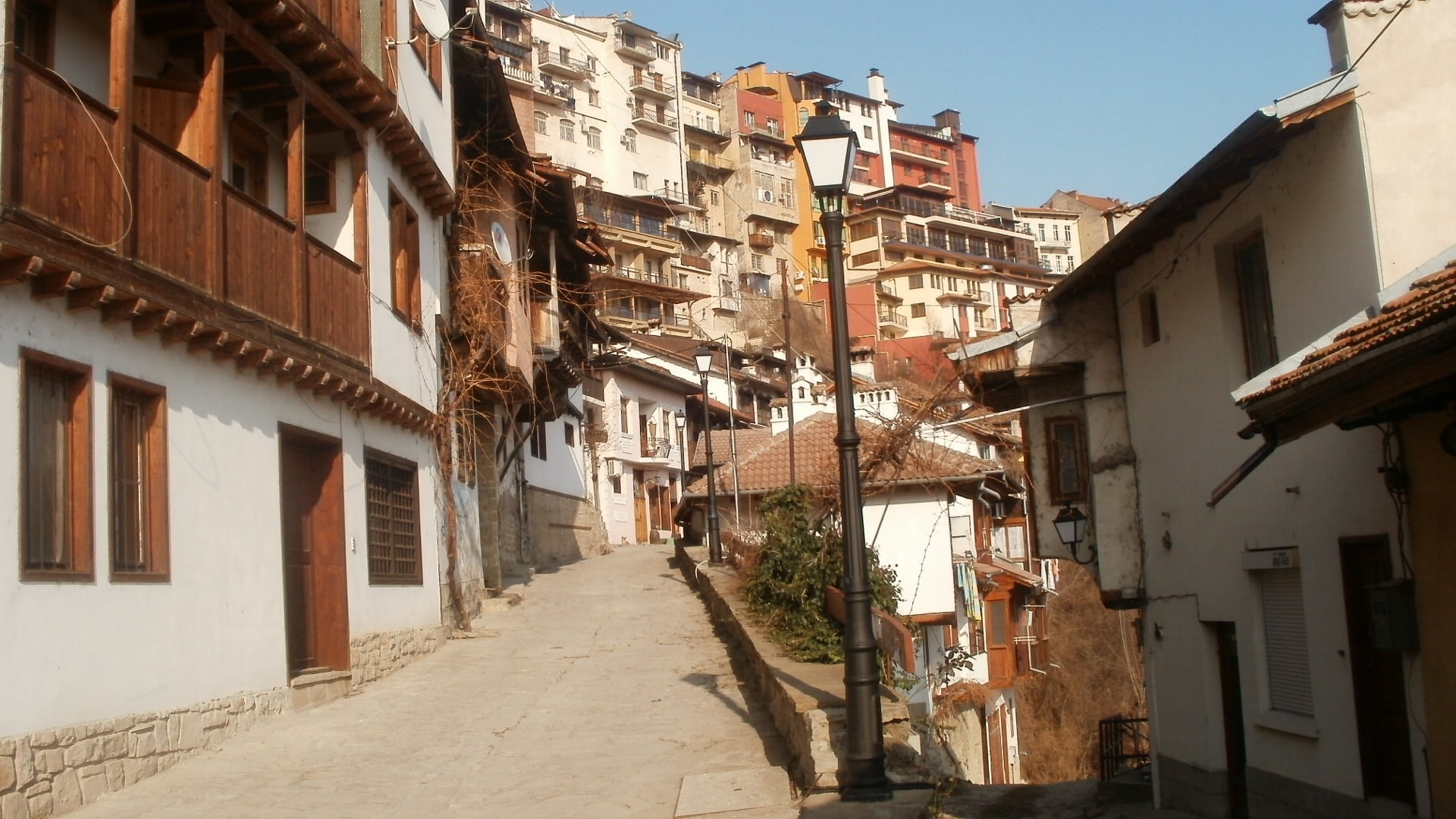 building, sunlight, day, town, direction, window, long, no people, nature, house, street, architecture, sky, the way forward, clear sky, veliko tarnovo, HD Wallpaper