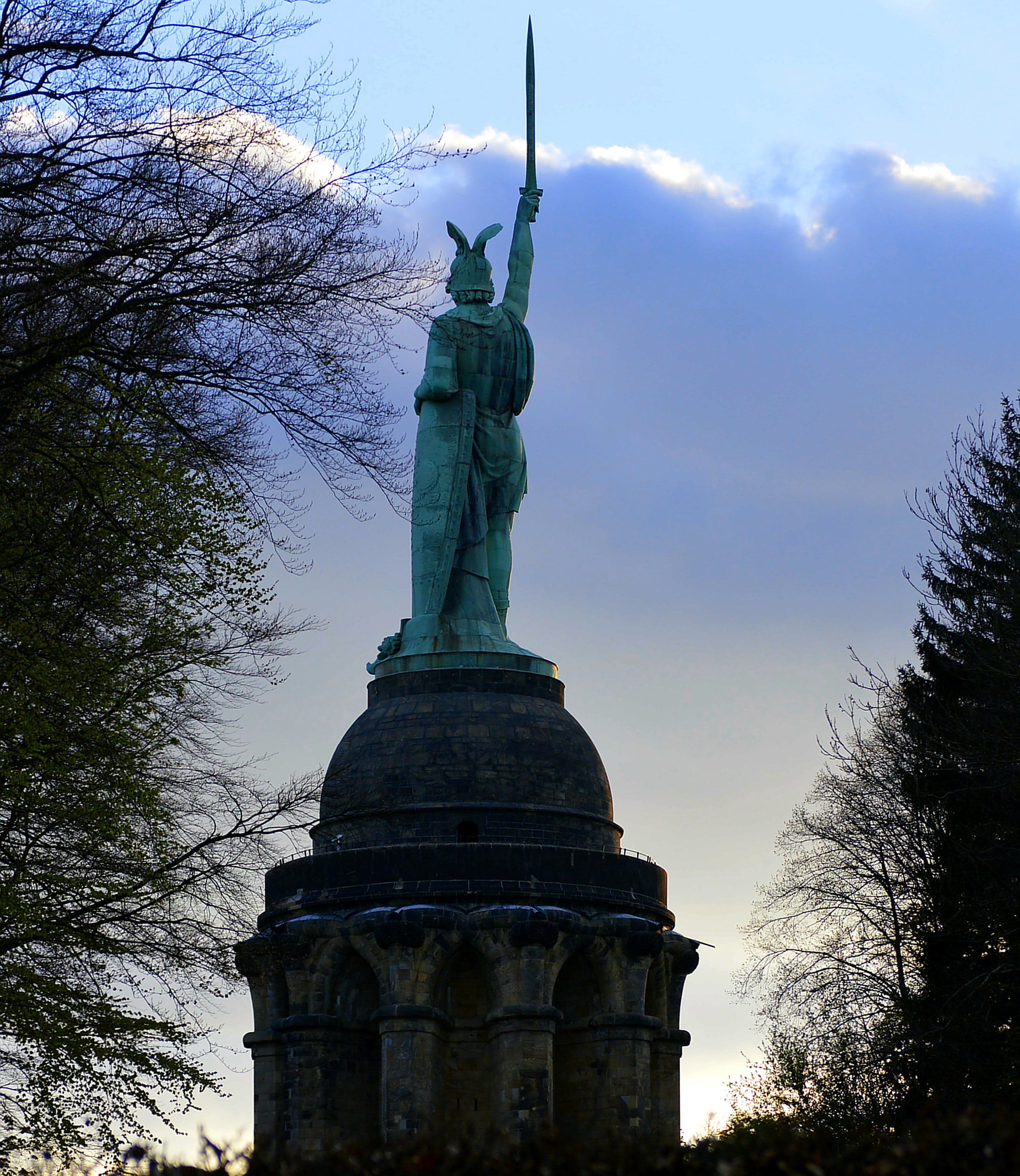cloud - sky, 2K, commemorate, spire, warrior, statue of liberty, statue, human representation, art and craft, herman monument, sword, tourism, representation, Phone HD Wallpaper