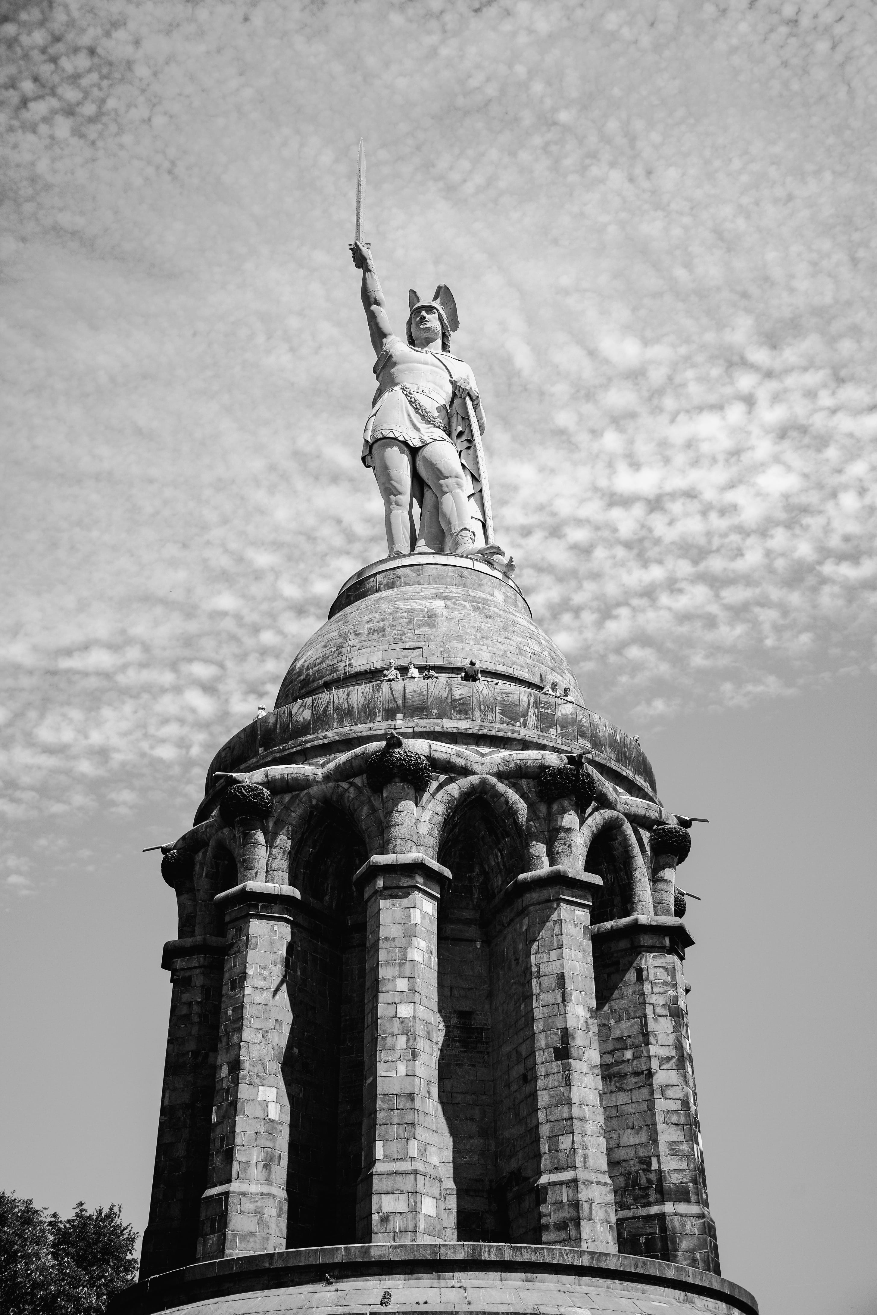 representation, germane, 4K, male likeness, the past, monument, black And White, teutoburg forest, day, outdoors, architecture, low angle view, art, sky, Phone HD Wallpaper
