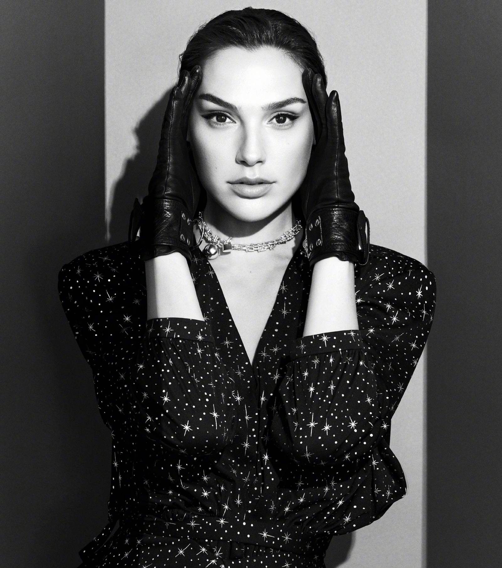 monochrome, looking at viewer, model, 720P, gloves, Gal Gadot, actress, neckless, women, black gloves, dress, Phone HD Wallpaper