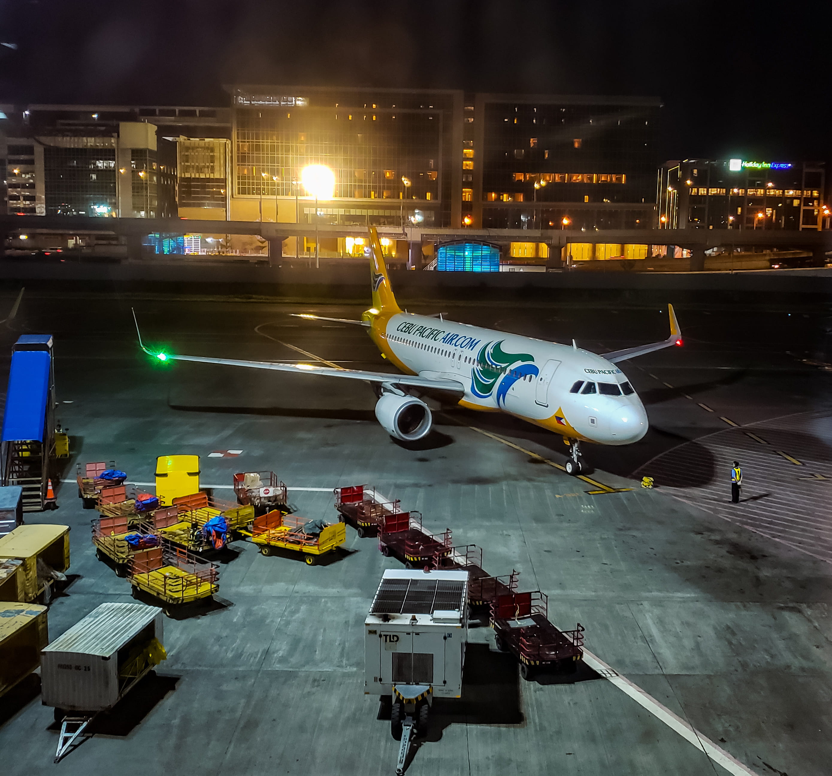 architecture, mode of transportation, urban, airliner, street, pasay, building exterior, pacific, cebu, building, airport, road, vehicle, tarmac, land vehicle, HD Wallpaper