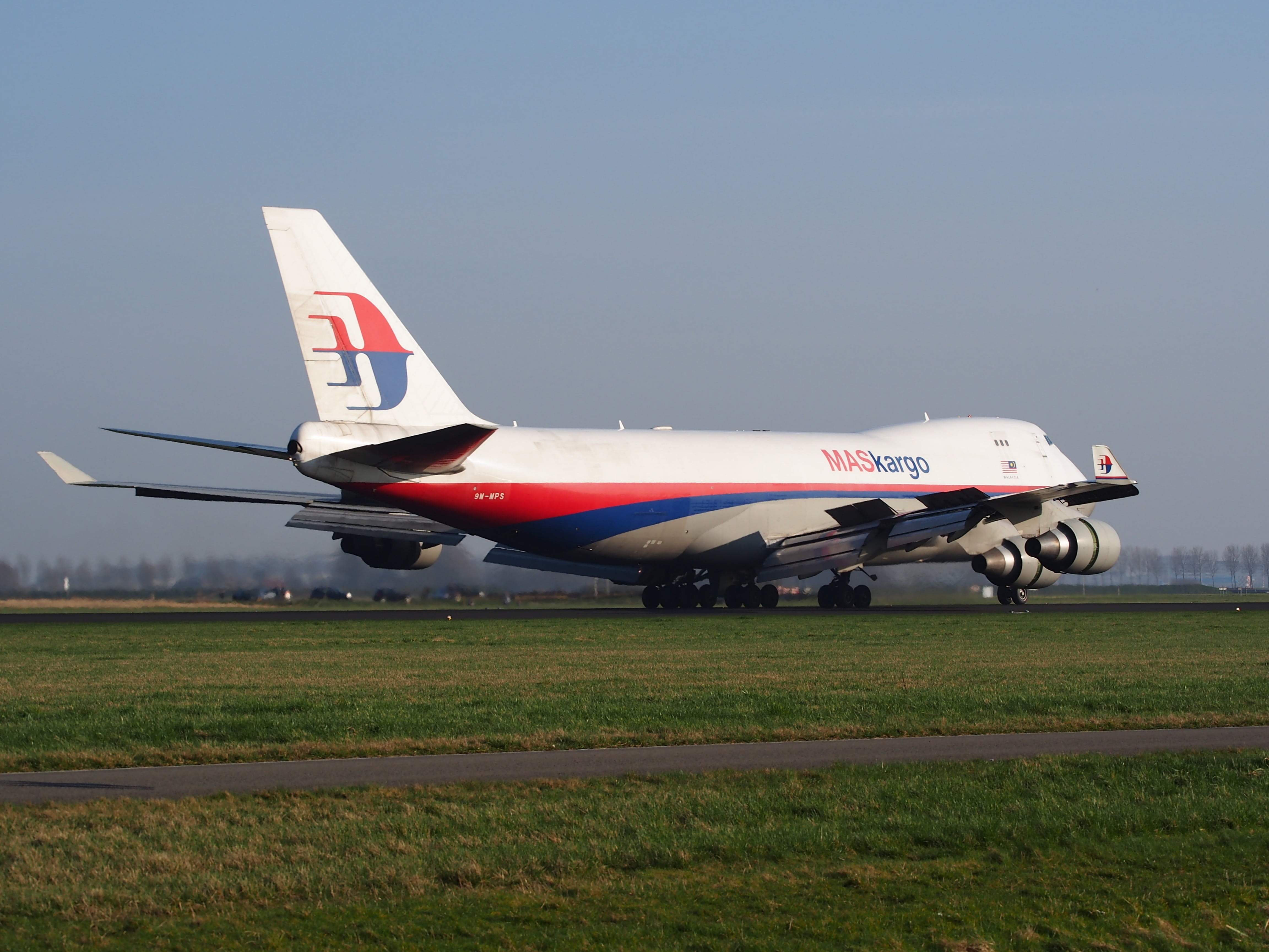 field, 4K, landing, boeing 747, side view, jumbo jet, day, malaysia airlines, no people, airport, on the move, mode of transportation, aerospace industry, HD Wallpaper