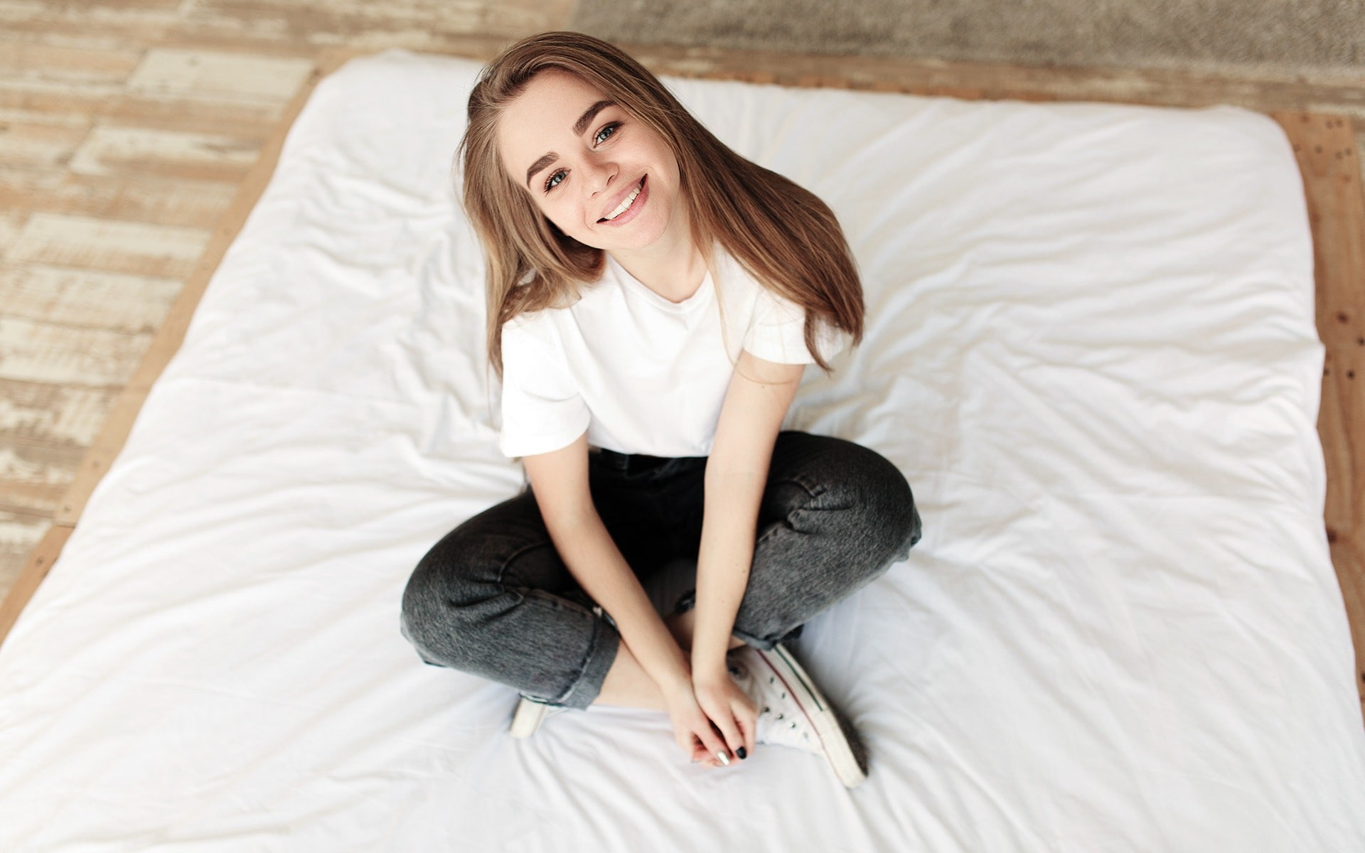 furniture, sheet, beautiful woman, smiling, T-shirt, full length, hair, beauty, indoors, in bed, sitting, portrait, cozy, happiness, jeans, relaxation, HD Wallpaper