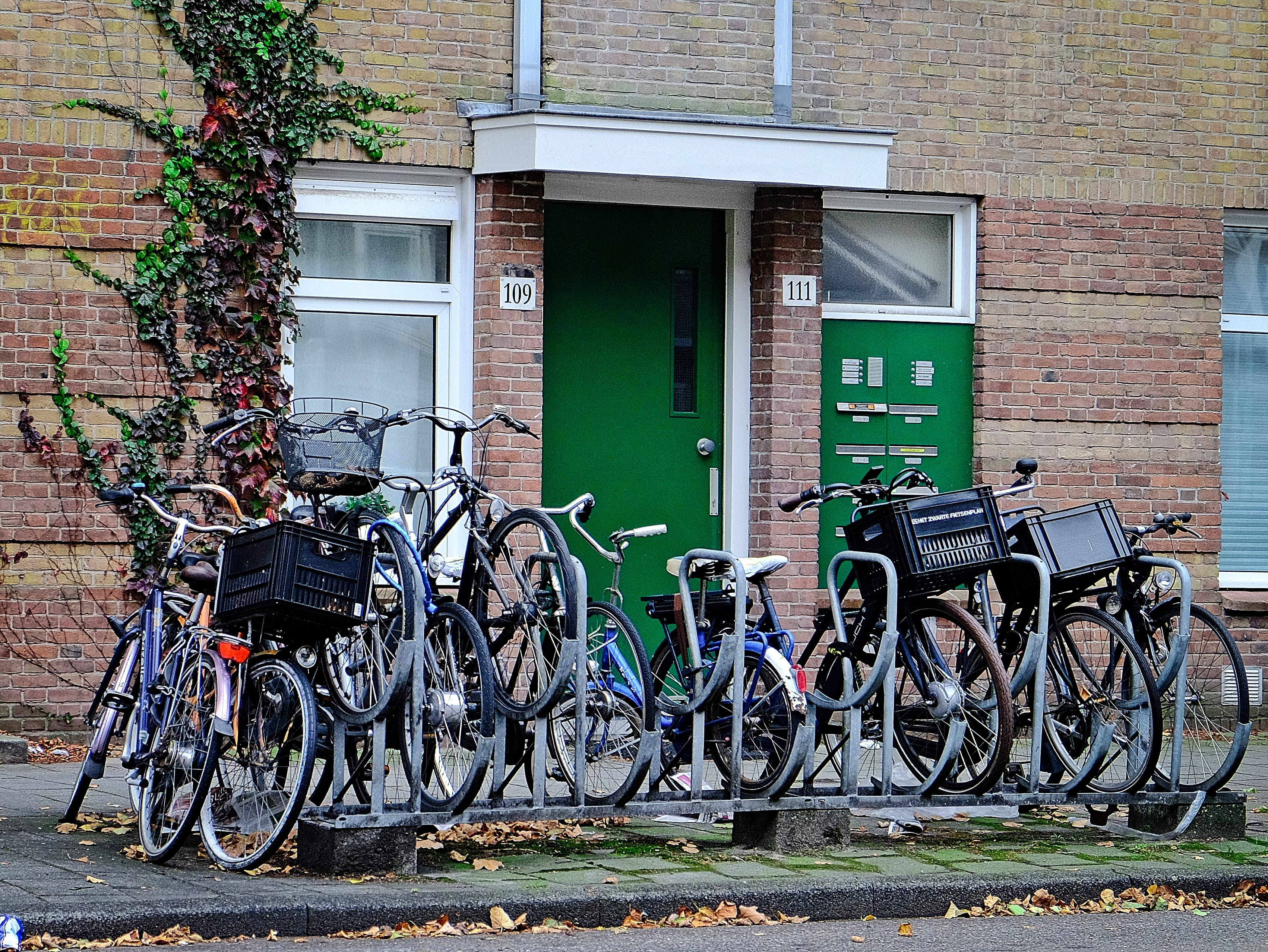 land vehicle, stationary, window, mode of transportation, parking, architecture, no people, outdoors, cool, collection, building exterior, wall, city, bycicles, HD Wallpaper