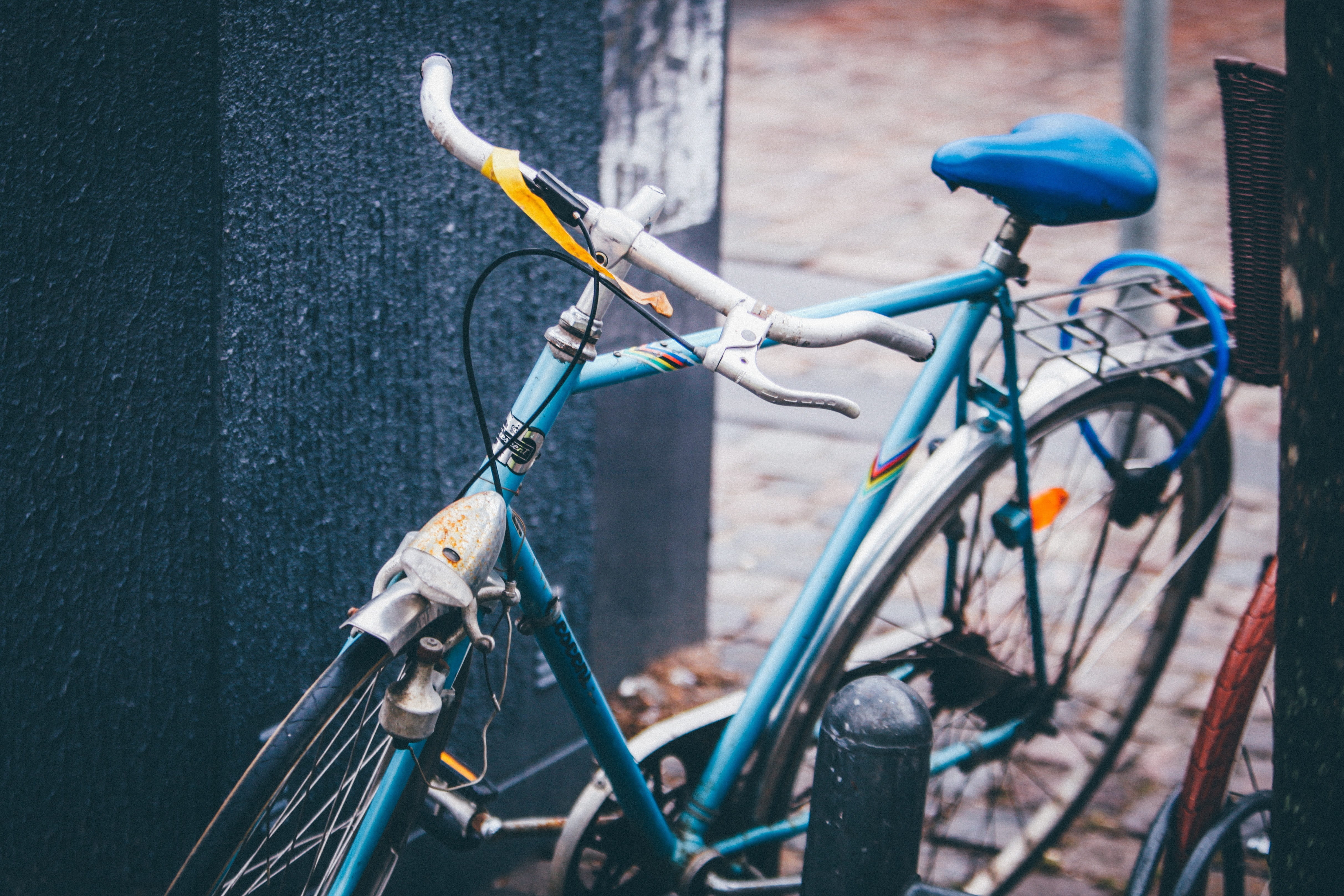 bycicle, outdoors, eco friendly, handlebar, stationary, nature, cycling, transportation, city, land vehicle, architecture, bicycle, no people, street, travel, HD Wallpaper