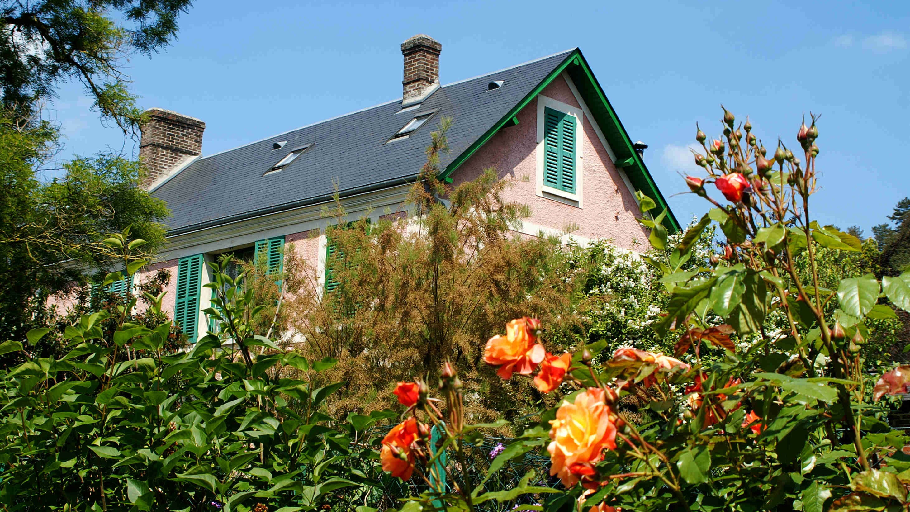 roses, gable, house, flower, claude monet, giverny, low angle view, plant, france, roof, plants, green color, day, outdoors, built structure, sky, near, HD Wallpaper