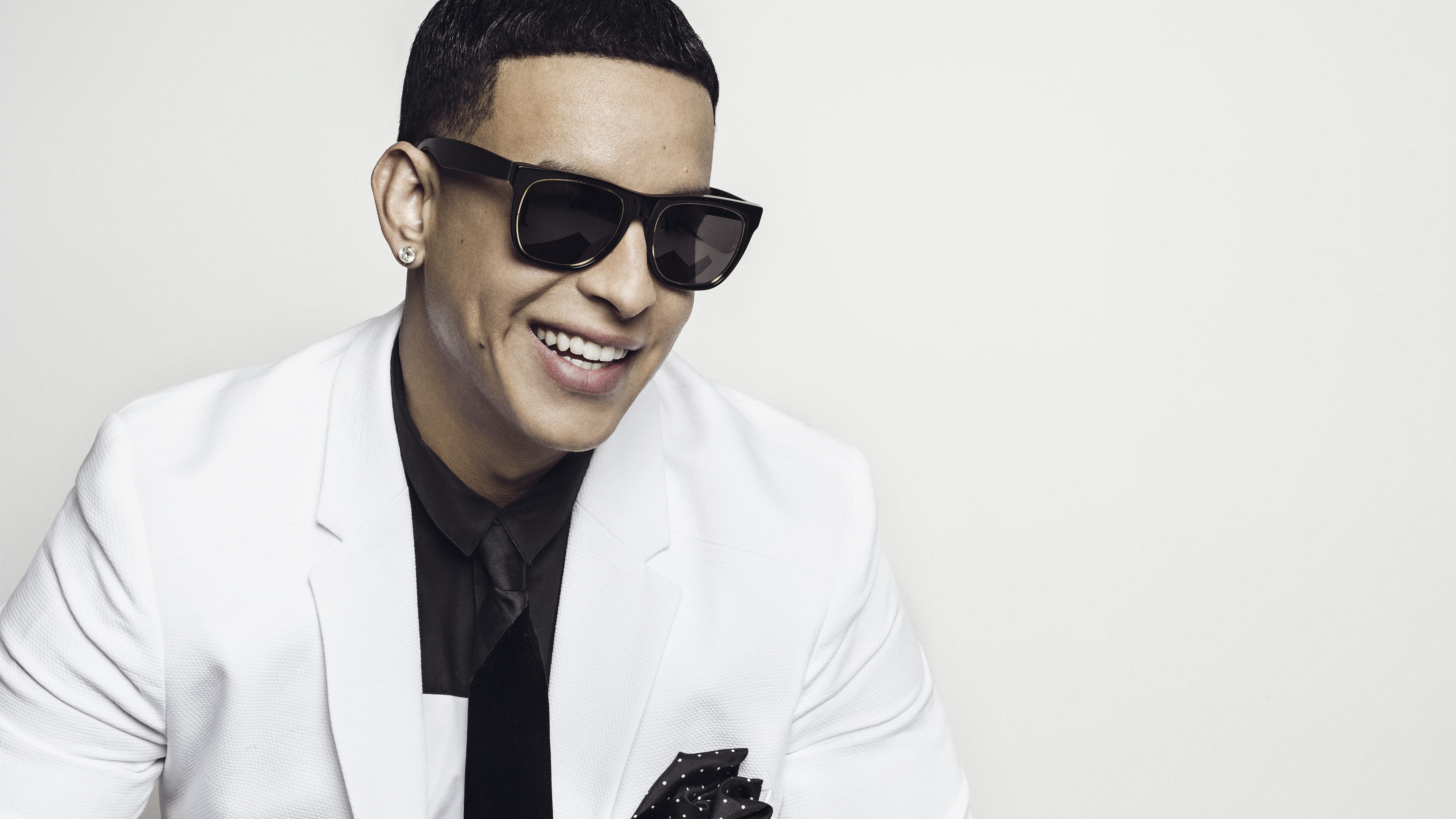 smiling, shirt, 8k, white, 8K, lapel, dress, photo, man, suit, jacket, Daddy Yankee, notch, black, HD Wallpaper