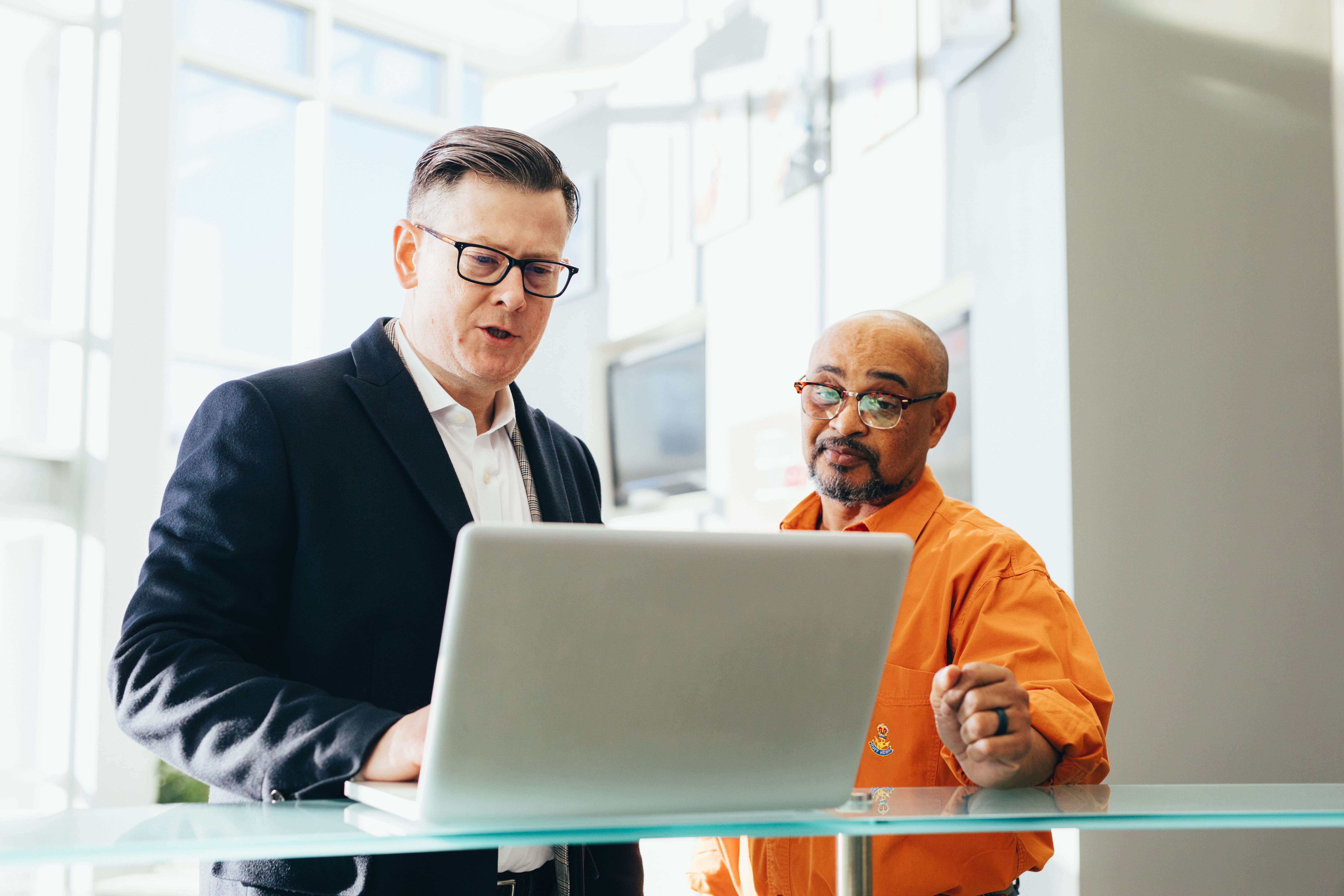 men, another, beside, office, looking, discussion, sales, using laptop, man, adult, presentation, eyeglasses, 5K, wireless technology, teamwork, computer, HD Wallpaper