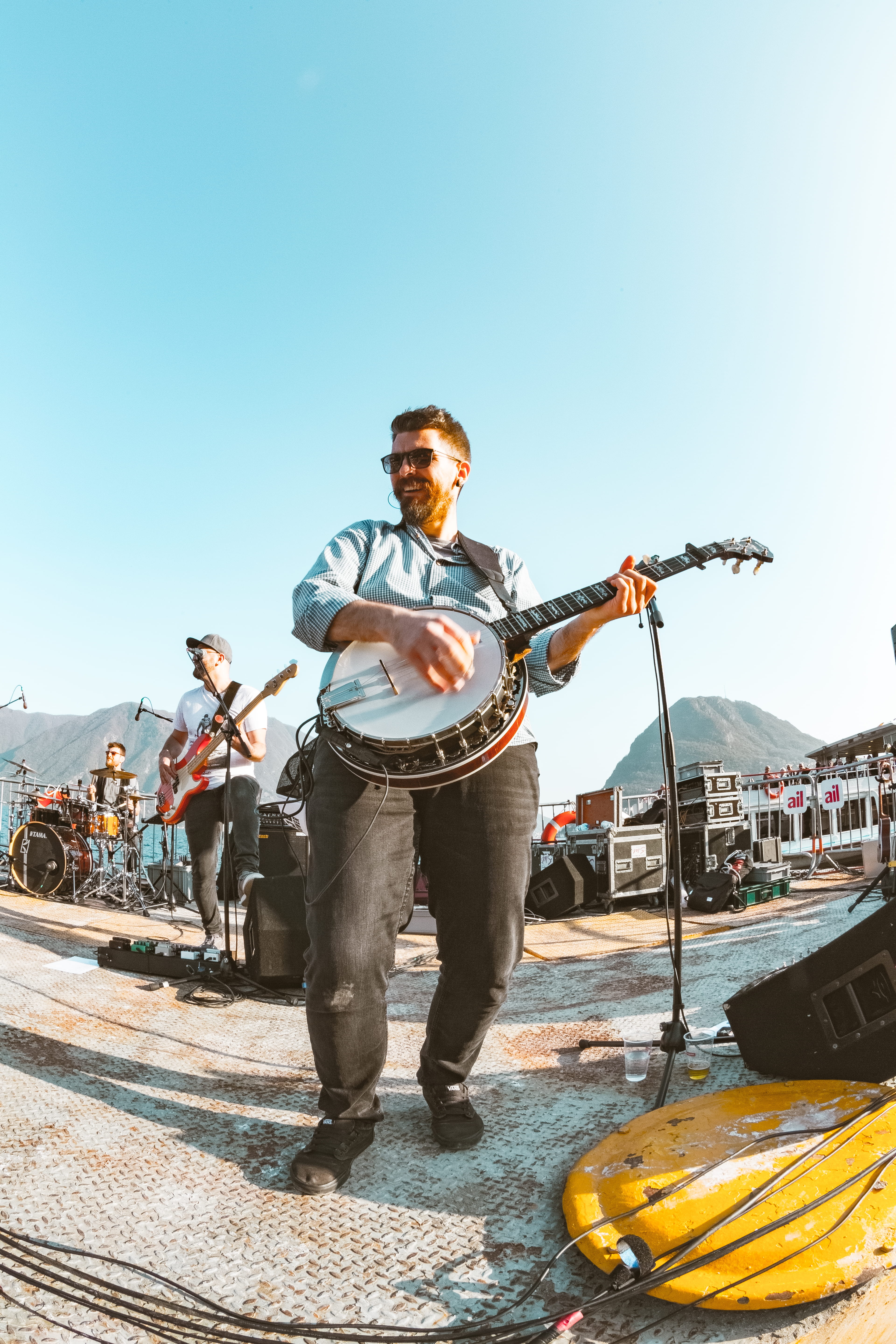 event, song, musical instruments, casual clothing, musical, sound, energy, guitarist, entertainment, stage, string instrument, incidental people, art, outdoors, Phone HD Wallpaper