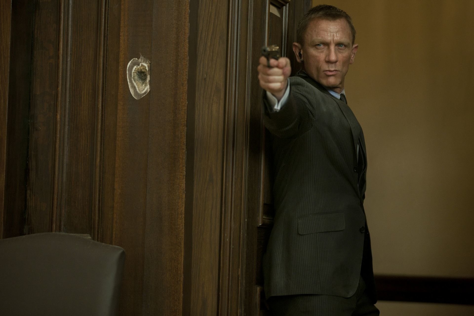 waist up, three quarter length, aggression, holding, protection, males, security, 1080P, James Bond, safety, communication, weapon, indoors, Skyfall, portrait, HD Wallpaper