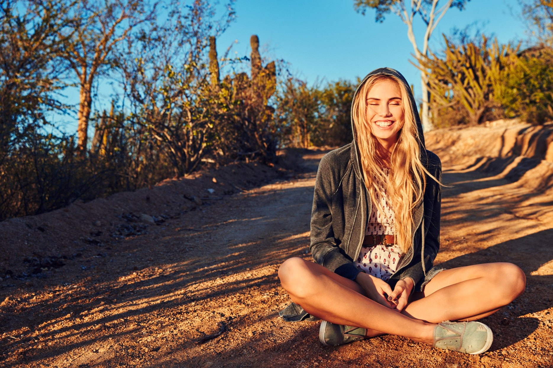 sunlight, long hair, natural light, Scarlett Leithold, women, model, closed eyes, blonde, smiling, 720P, HD Wallpaper