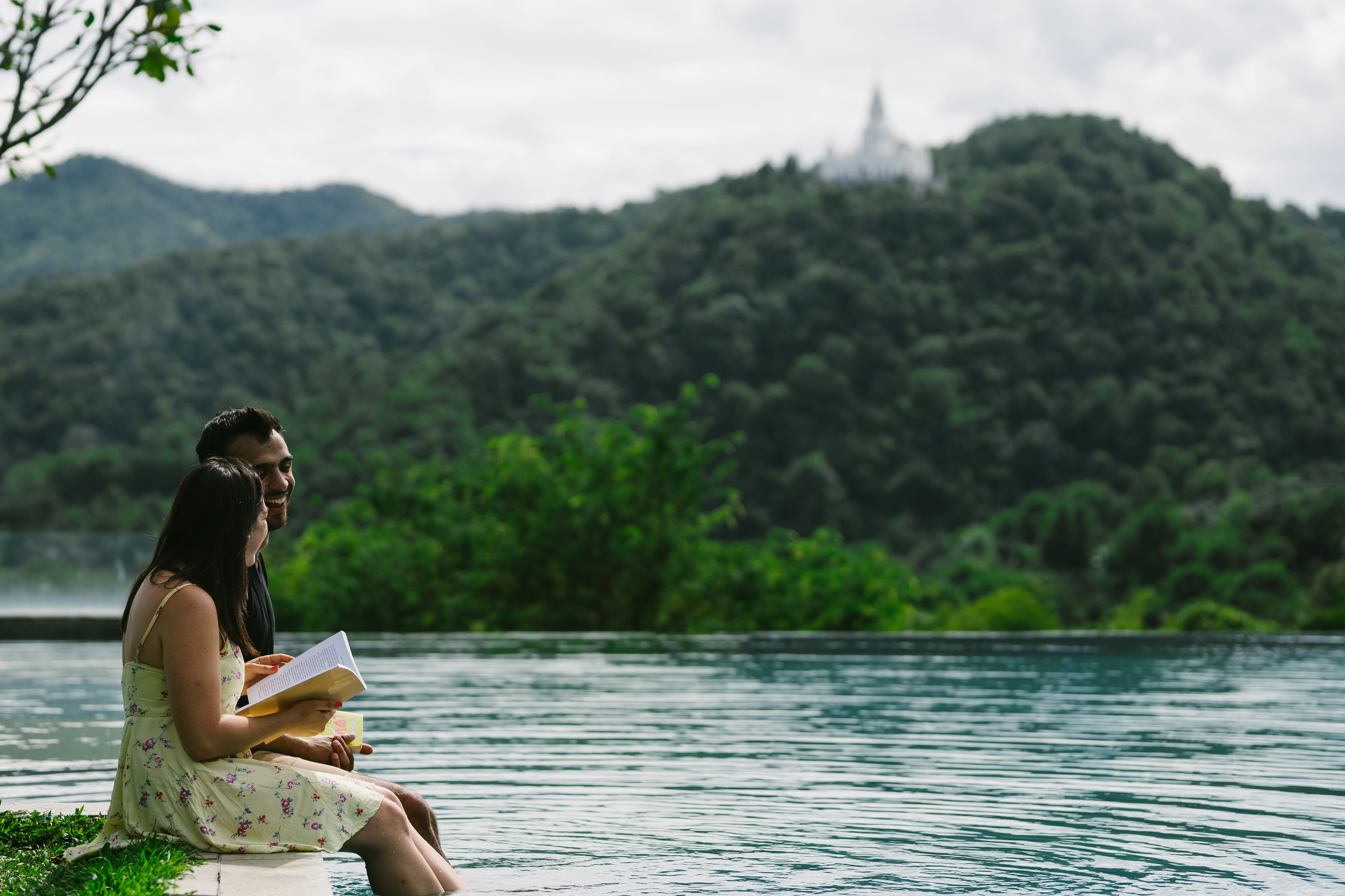 side view, traveling couples, young adult, three quarter length, silly, book worm, sitting, introverted couple, books, leisure activity, happiness, romance, HD Wallpaper
