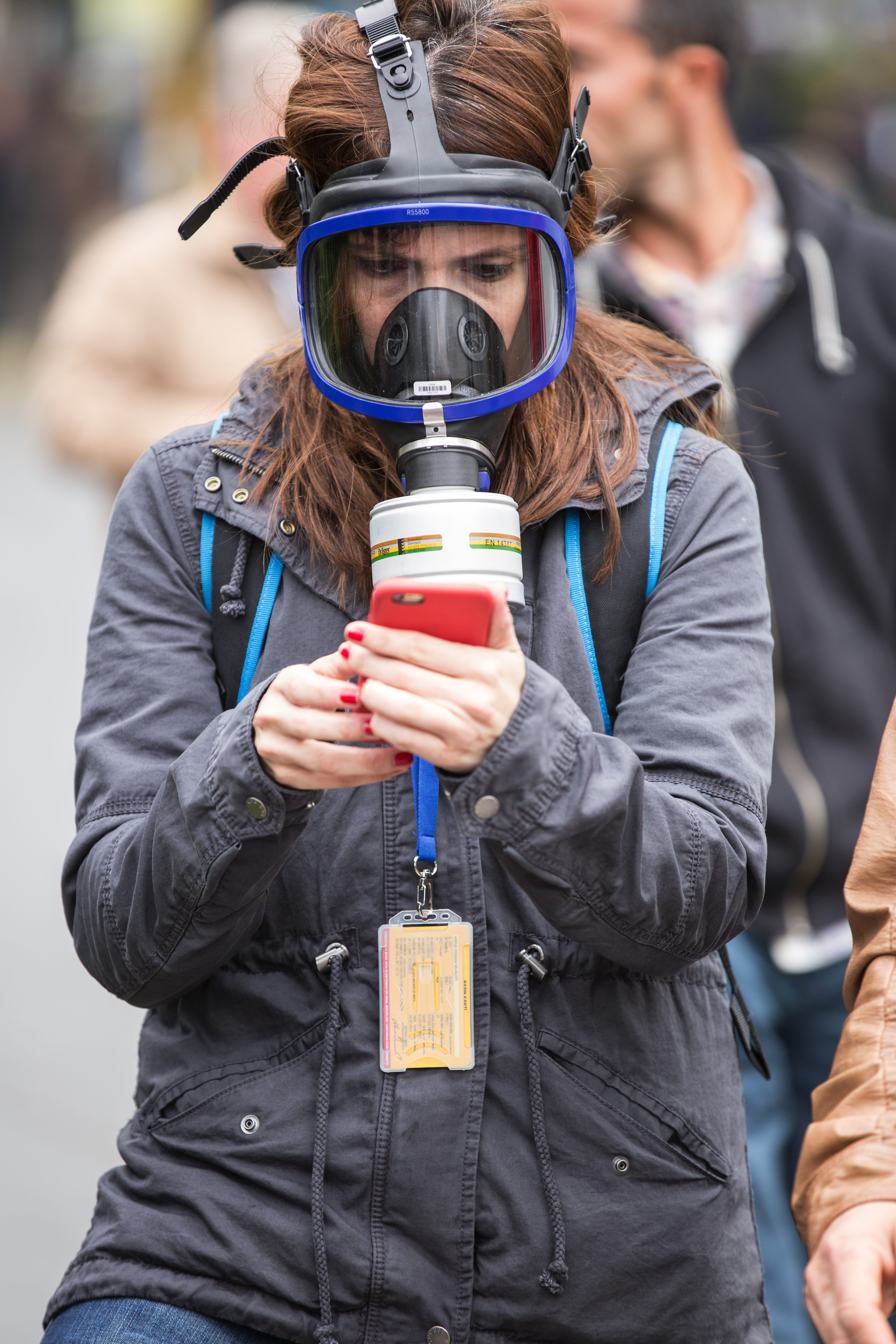 war, government, day, adult, lifestyles, obscured face, incidental people, reporter, journalist, portrait, leather, photographer, gas bombs, safety, photography, Phone HD Wallpaper