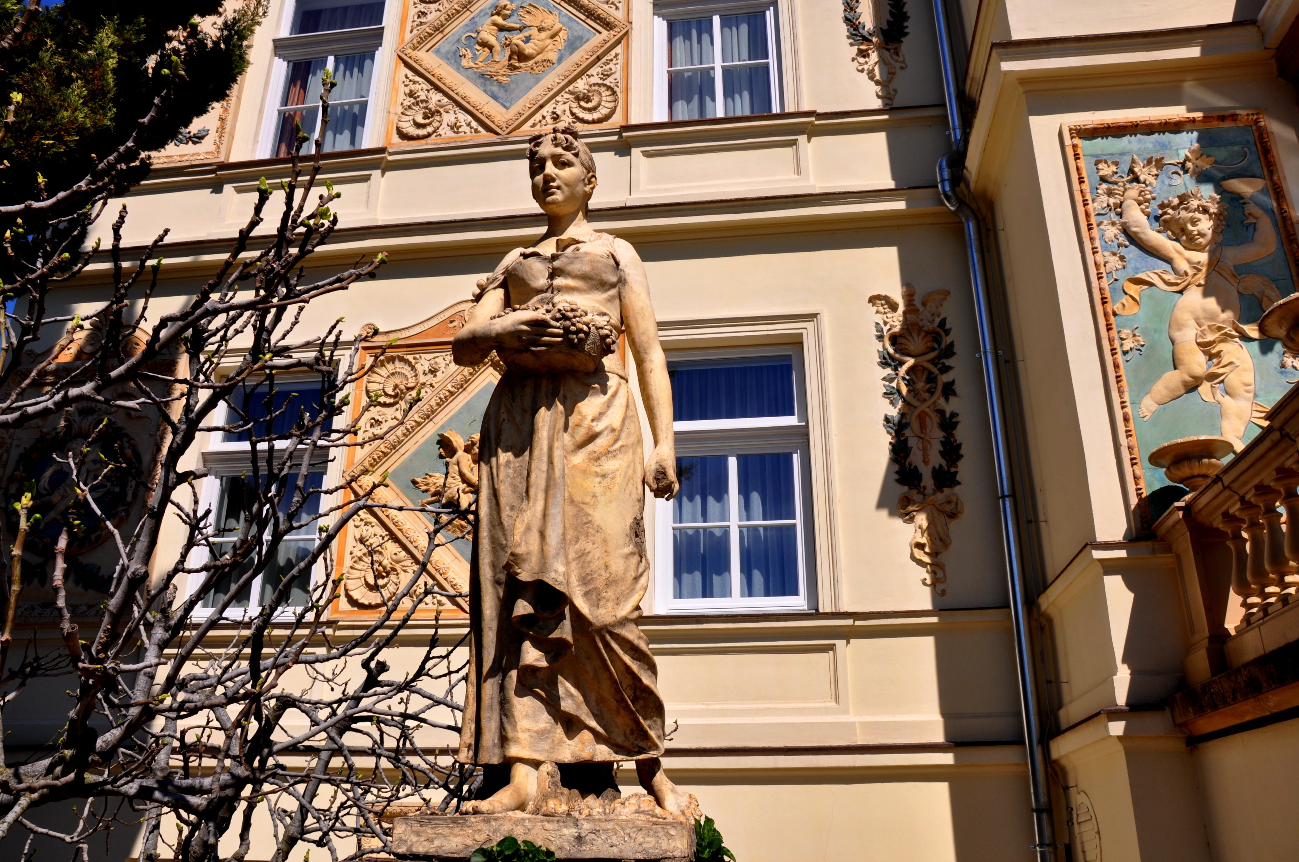 the past, art and craft, building exterior, mta headquarters, building, day, statue, creativity, pecs, female likeness, sunlight, sculpture, male likeness, HD Wallpaper