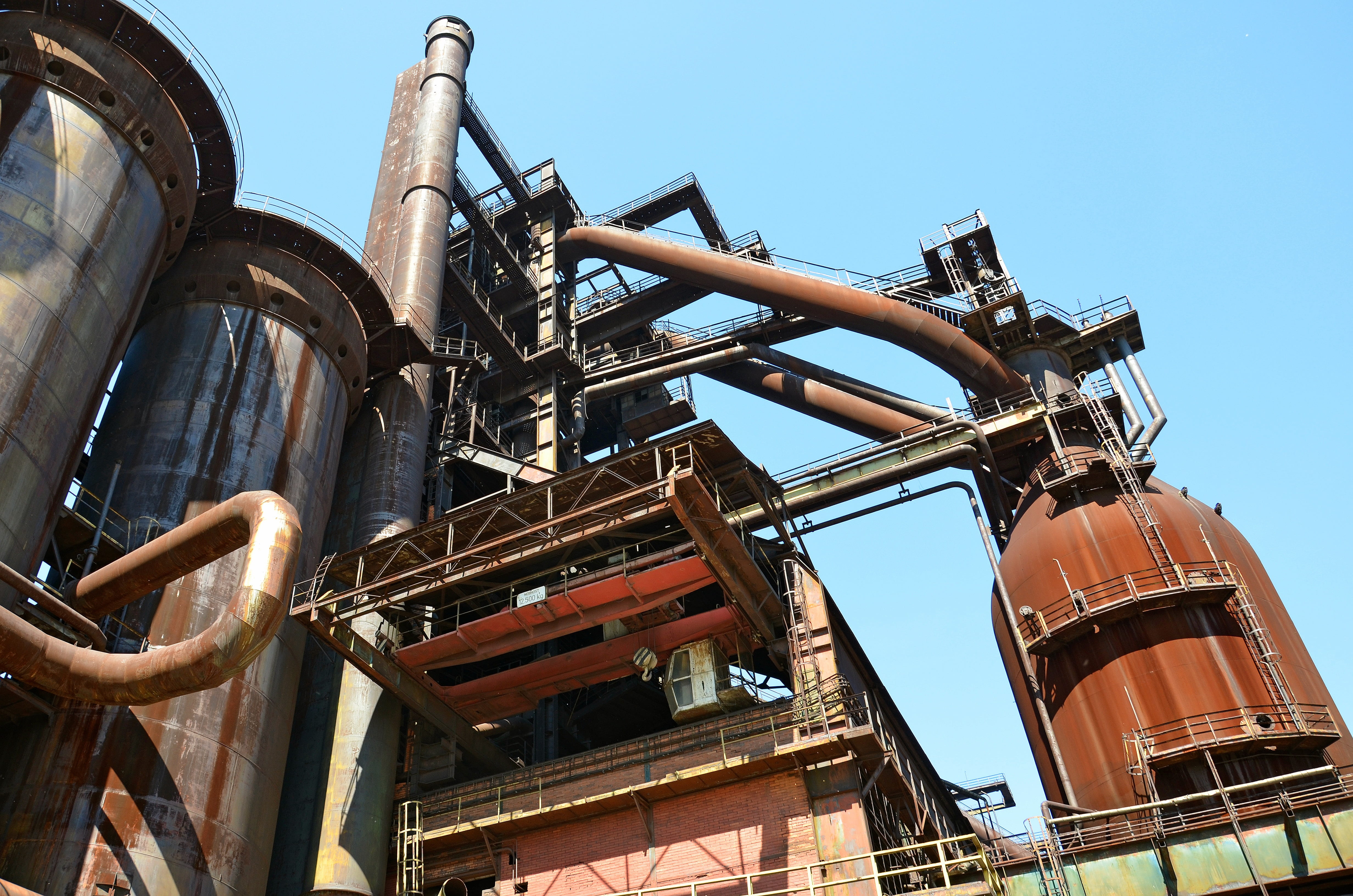 outdoors, huť, factory, nature, melting iron, the production of iron, machinery, sunlight, clear sky, blue, architecture, fuel and power generation, day, HD Wallpaper