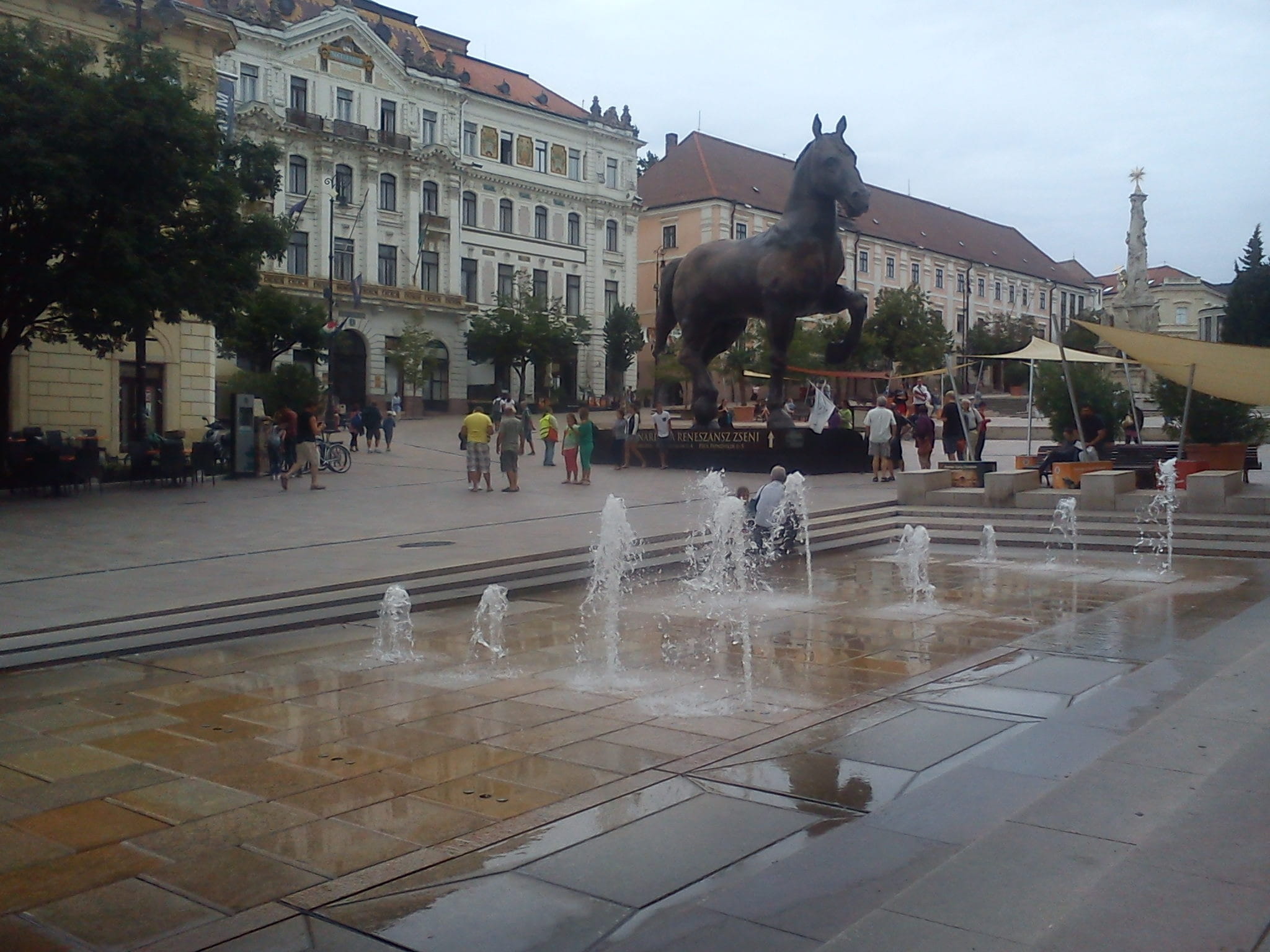 building, built structure, water, wet, fountain, architecture, city center, history, the tourists, horse, street, lifestyles, crowd, monument, women, real people, HD Wallpaper