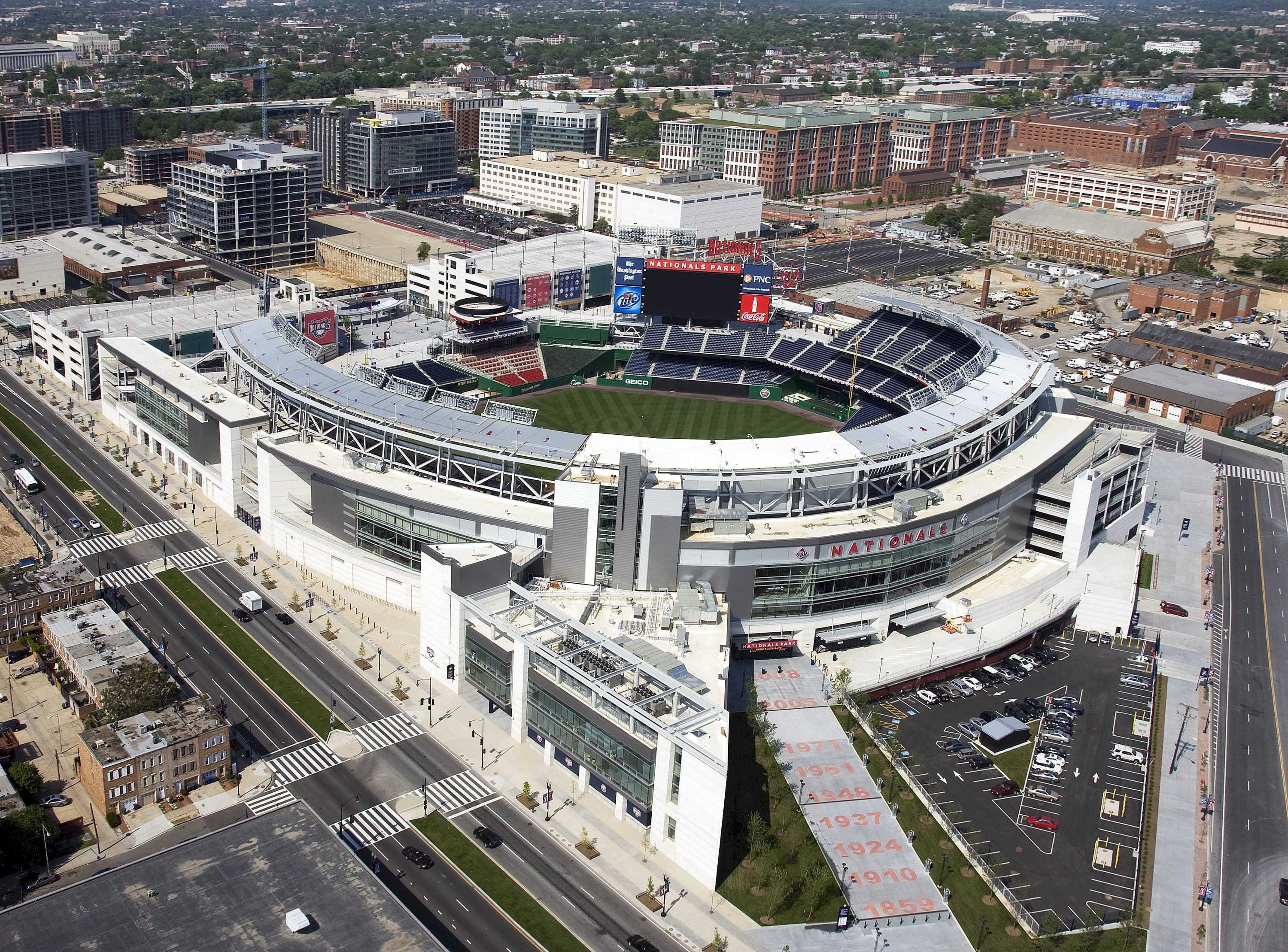 building exterior, crowd, nationals, architecture, fun, exterior, building, built structure, road, cityscape, modern, aerial view, high angle view, athlete, HD Wallpaper
