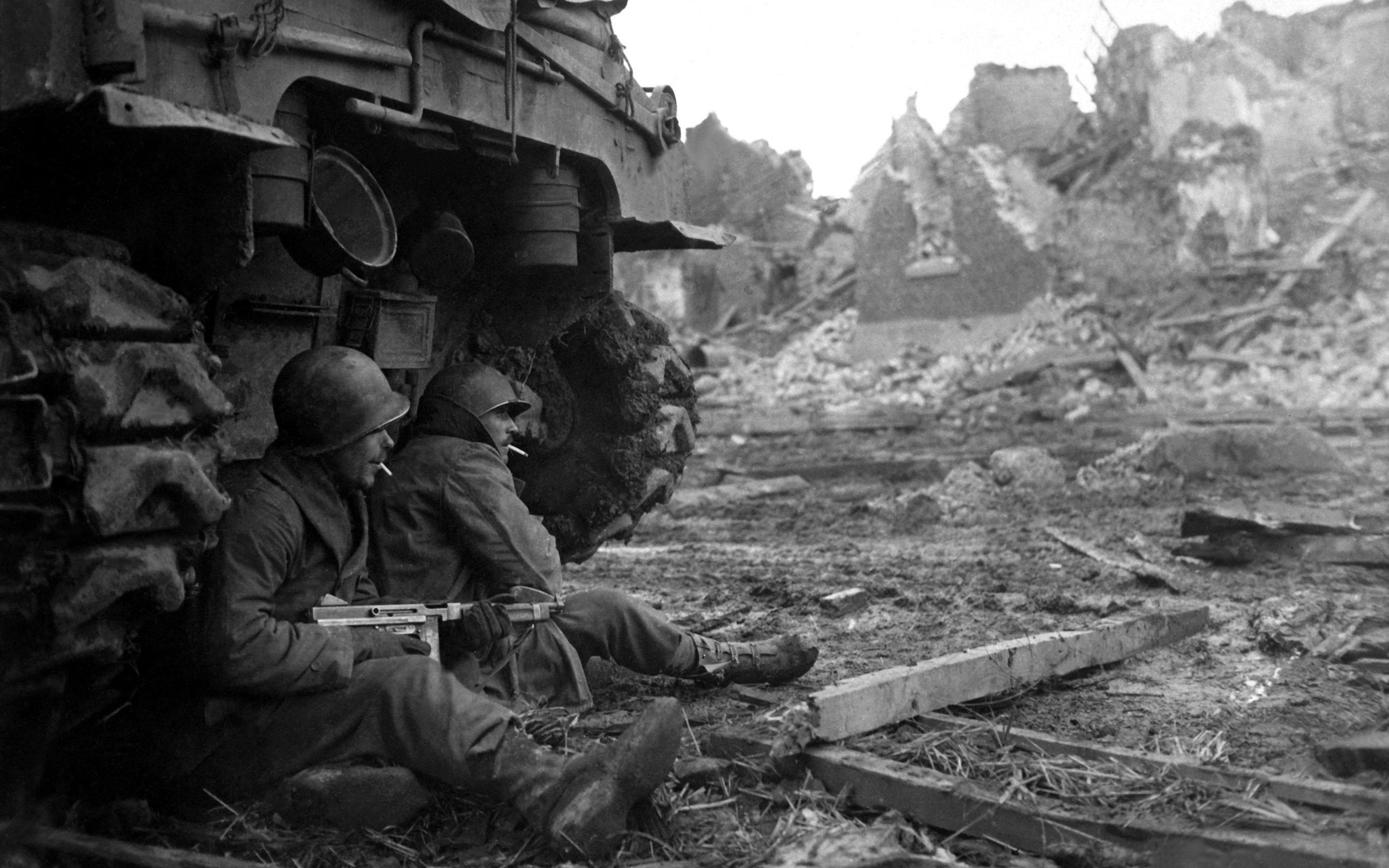 monochrome, tommy gun, war, tank, World War II, 2K, HD Wallpaper