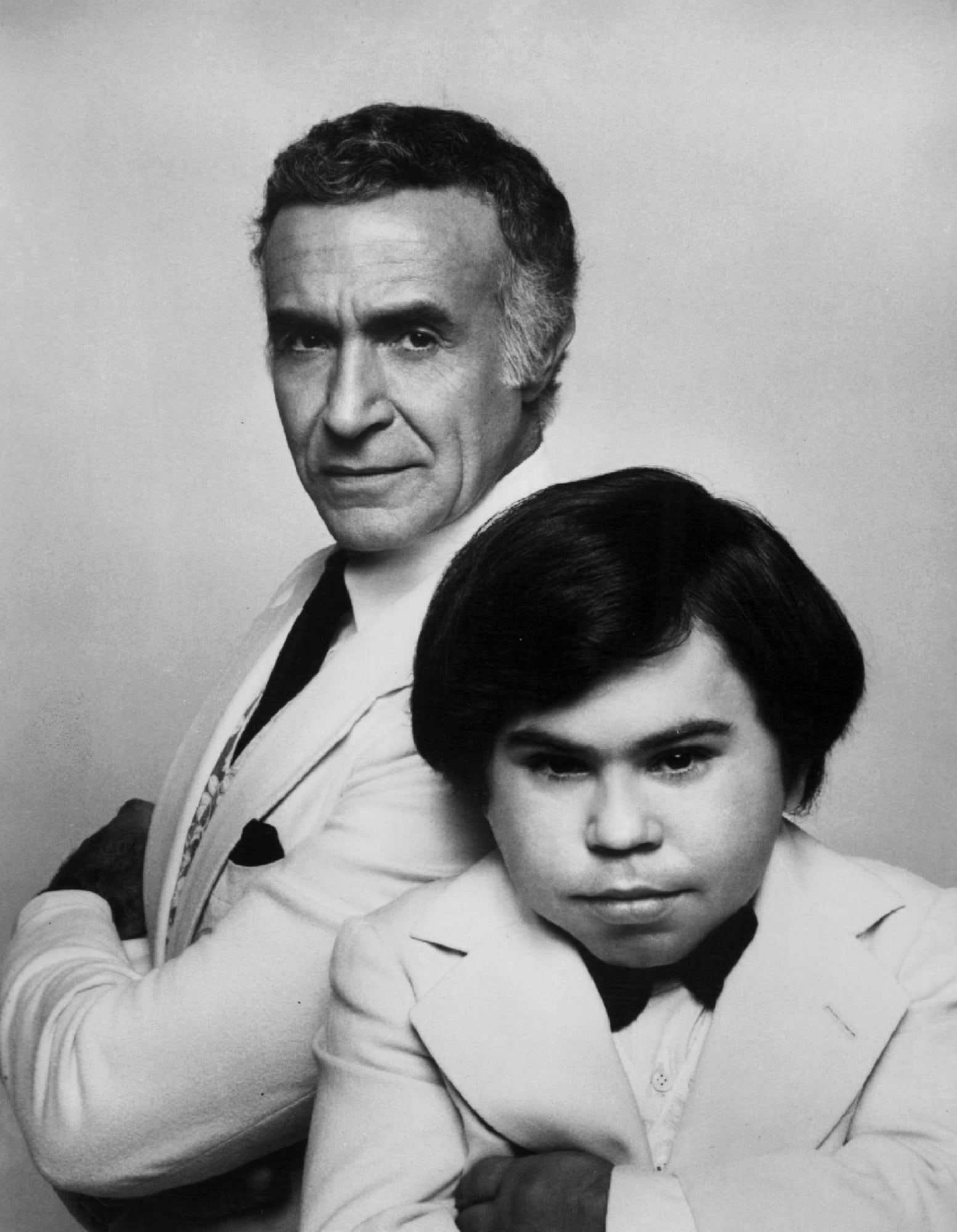 stage, retro, 1080P, television, hollywood, couple - relationship, females, looking at camera, ricardo montalban, animation voice, spokesman, front view, Phone HD Wallpaper