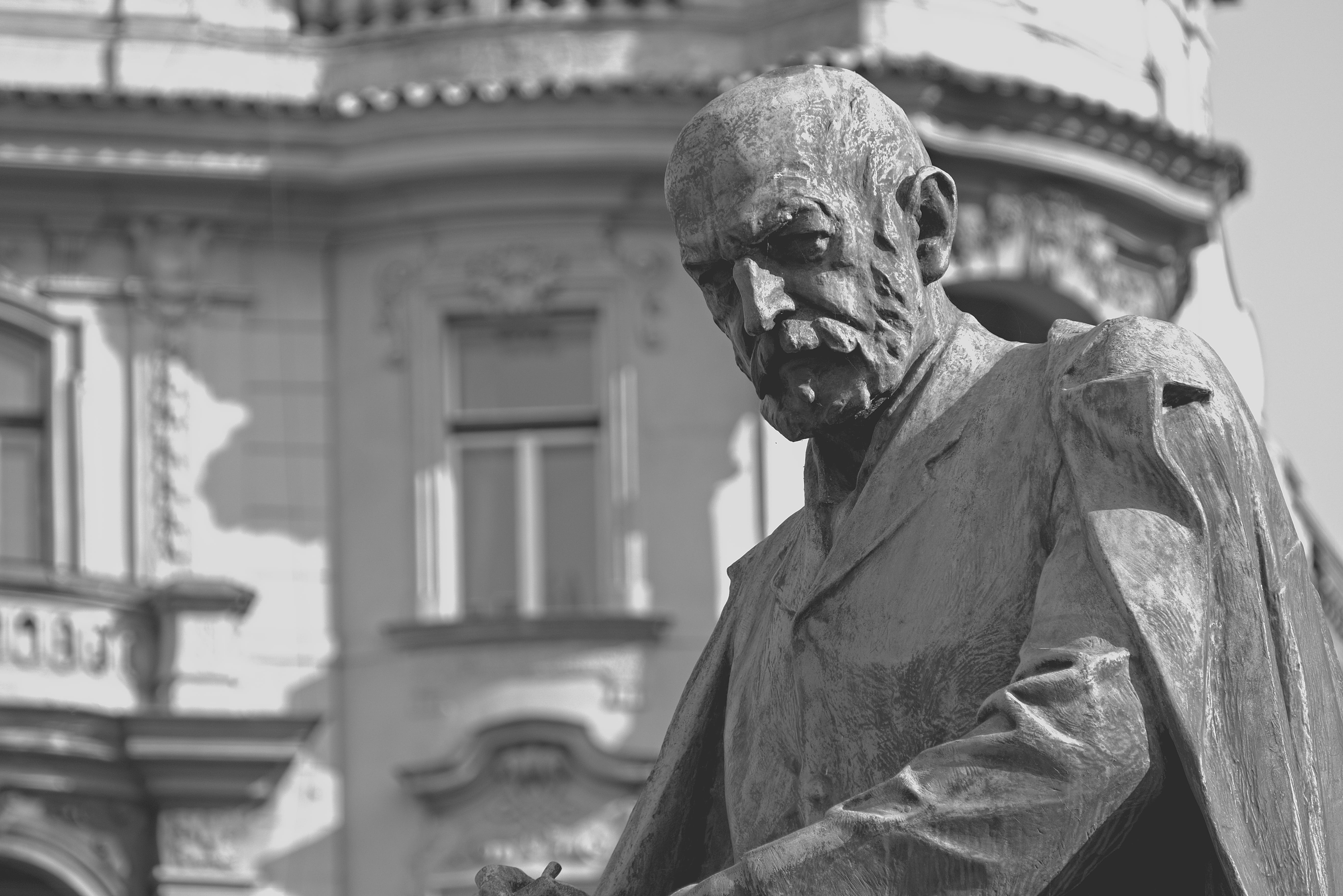 face, male likeness, building exterior, focus on foreground, art, outdoors, Artwork, metal, human, representation, head, history, man, old, figure, Statue, HD Wallpaper