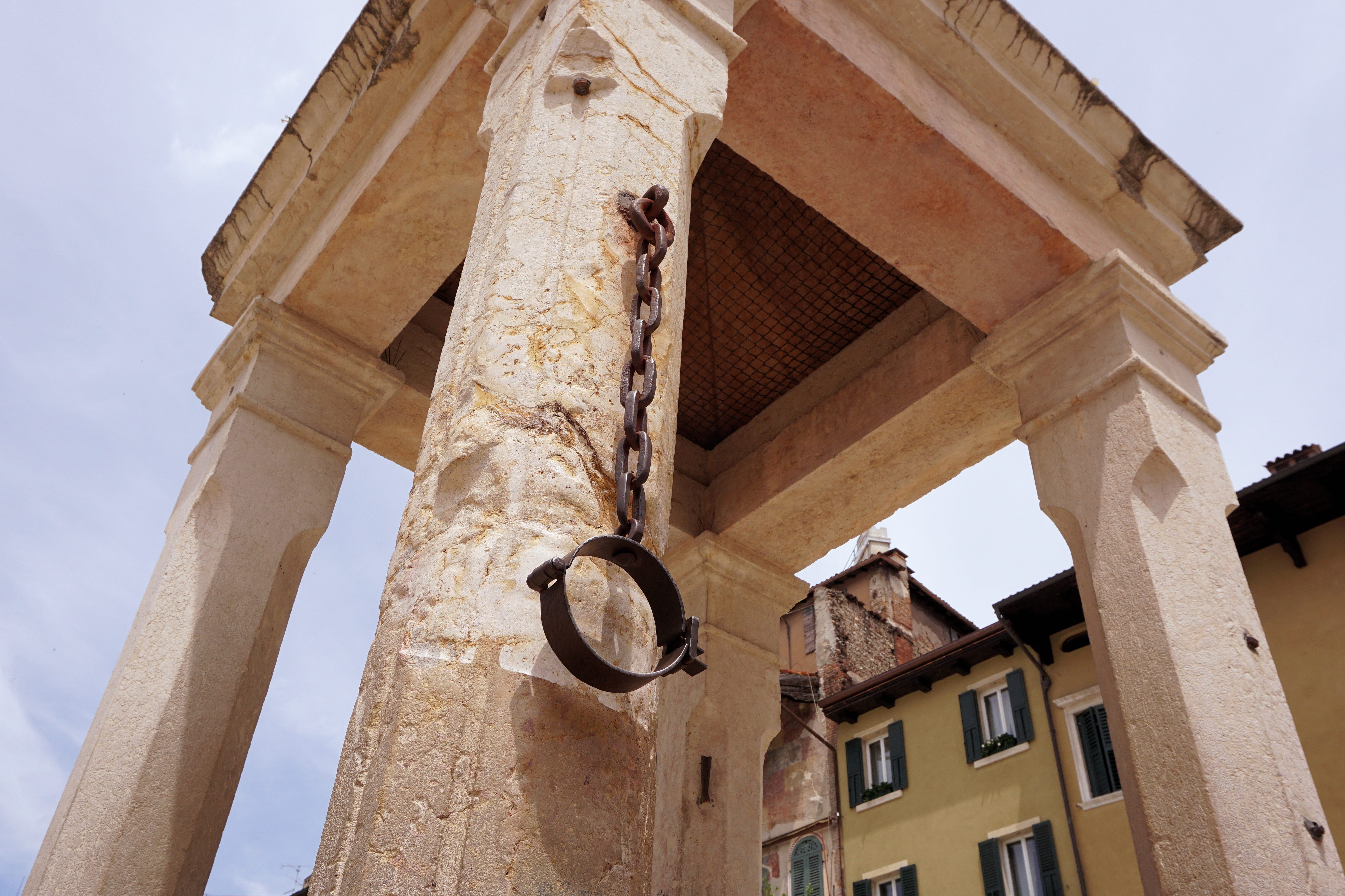 old, historically, the past, window, architectural column, historic center, verona, punishment, travel destinations, low angle view, built structure, shackles, HD Wallpaper