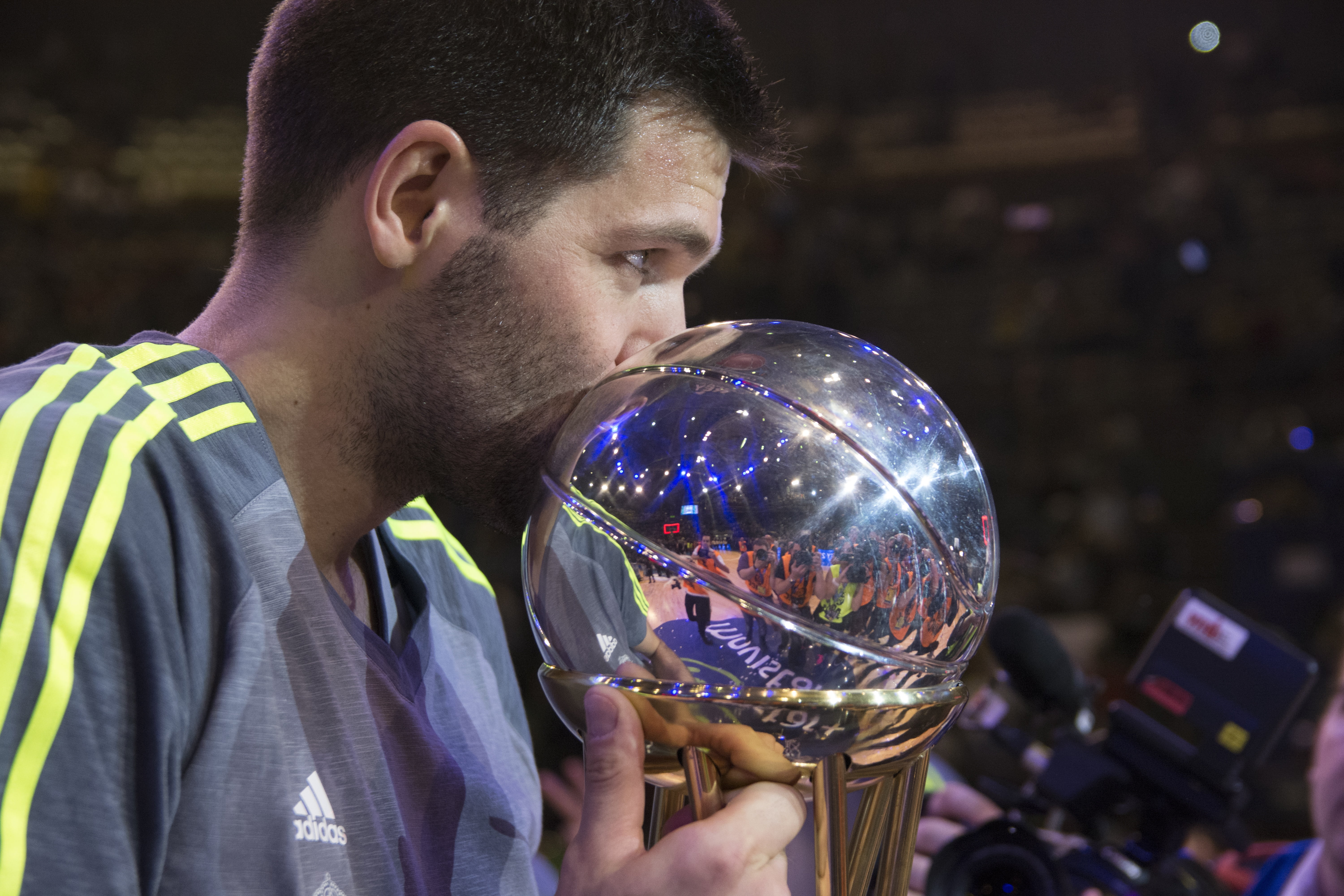 felipe reyes, corunna, trophy, music, night, nightlife, 5K, young men, basketball, contemplation, kissing, reflection, copa del rey, disco ball, headshot, HD Wallpaper