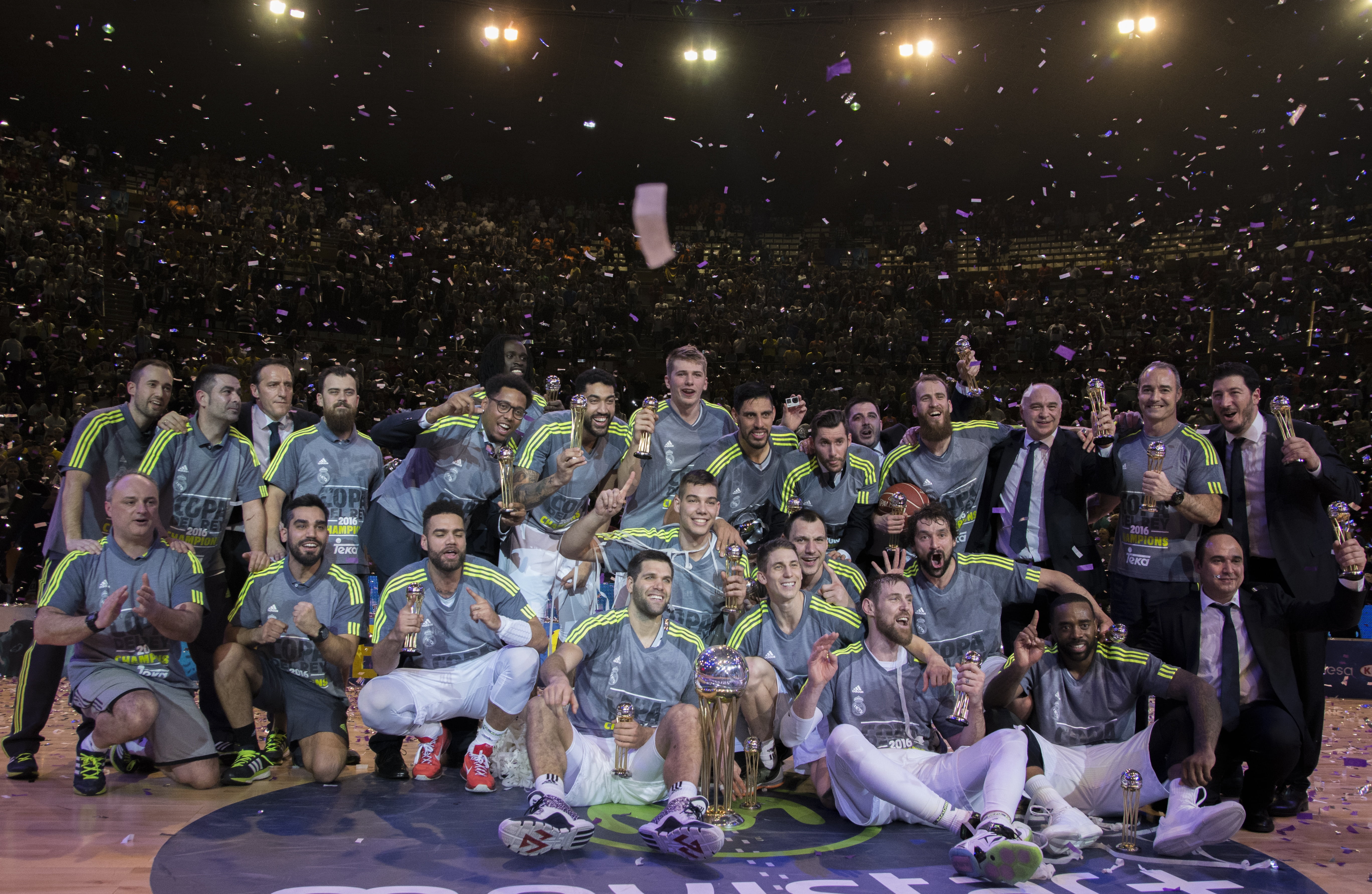 real madrid, togetherness, men, outdoors, sport, night, enjoyment, illuminated, champion, crowd, team, standing, real people, event, group of people, young men, HD Wallpaper