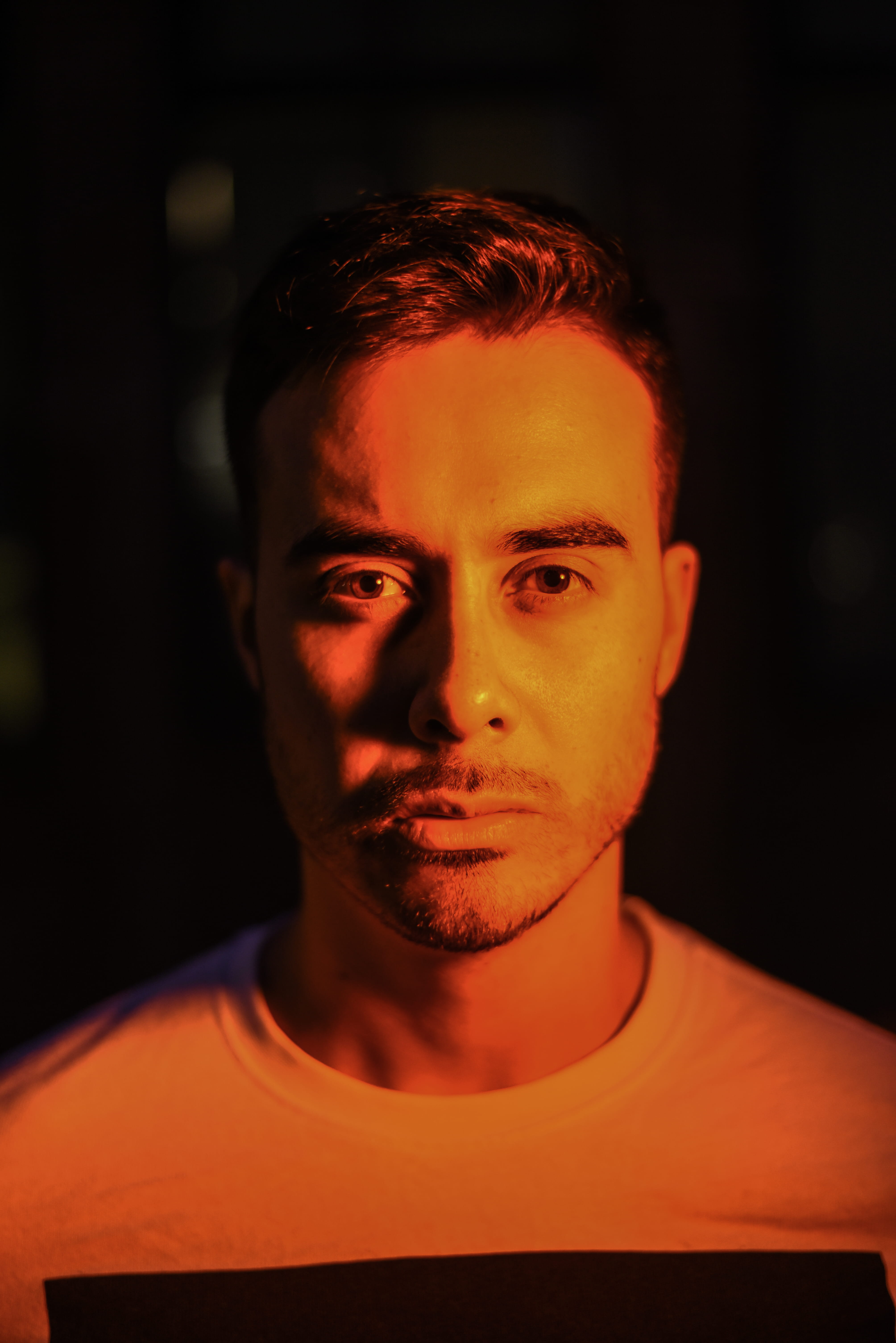united states, head, black background, one person, young men, t-shirt, men, atlanta, sleeve, shirt, clothing, lights, young adult, human, serious, casual clothing, Phone HD Wallpaper