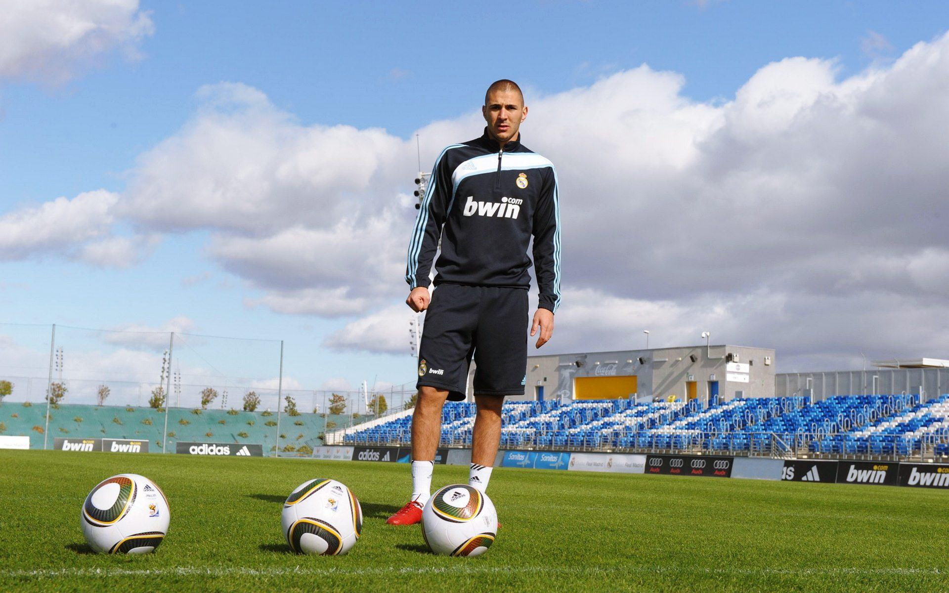 benzema, karim, karim benzema, sweater, 1080P, french international footballer, 1920x1200, bwin, soccer player, footballer, black, hd, s, men, jersey, HD Wallpaper