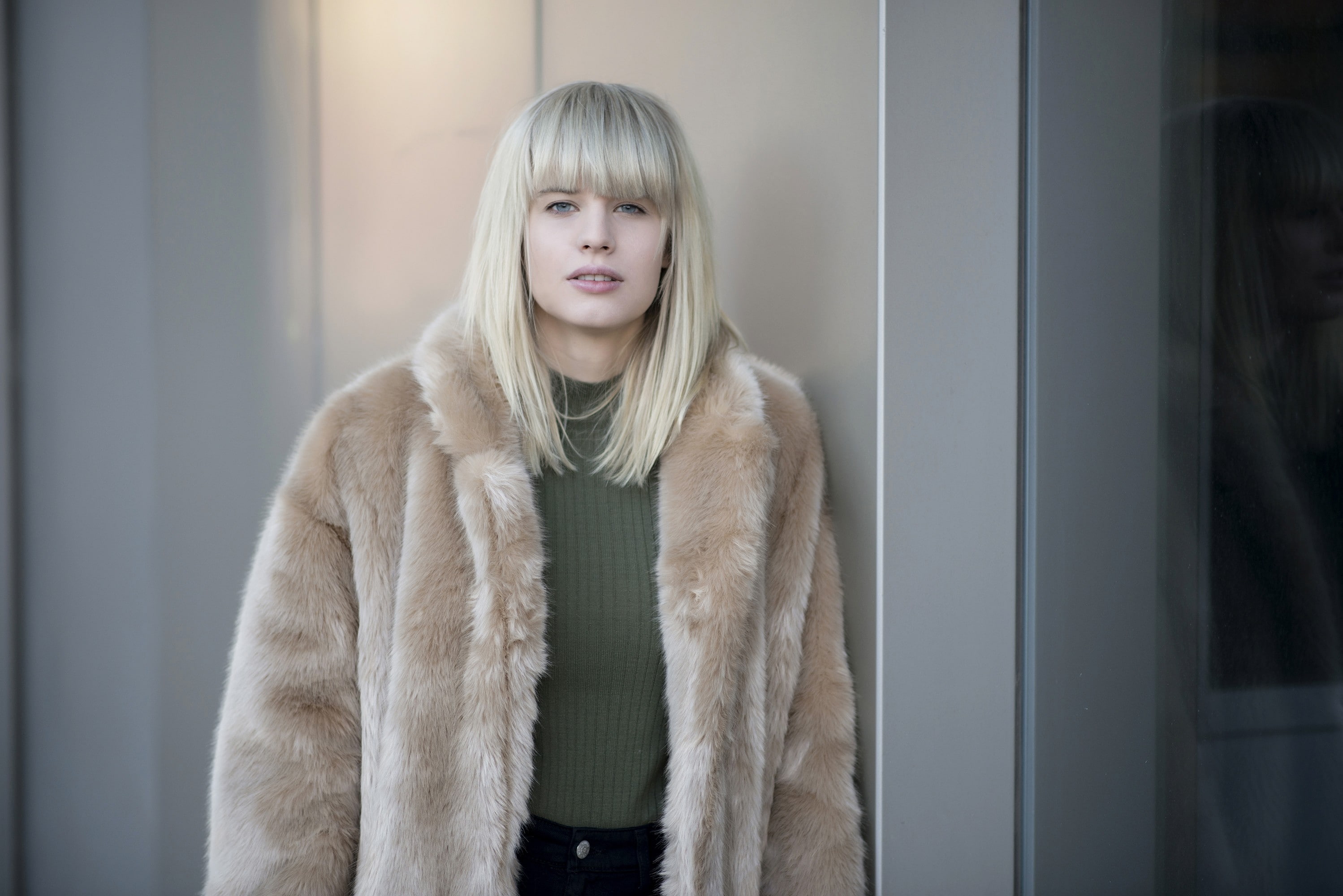 women, warm clothing, Lisa Dengler, one person, winter, hairstyle, fashion, coat, fur, looking at camera, standing, young women, young adult, 2K, fur coats, HD Wallpaper