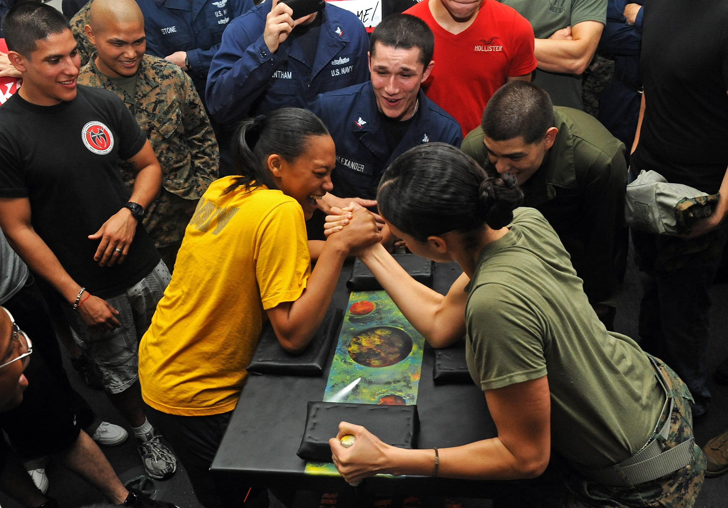 challenge, struggle, standing, togetherness, 1080P, two, lifestyles, crowd, child, females, spectator, group of people, wrestling, group, day, men, arm wrestling, HD Wallpaper