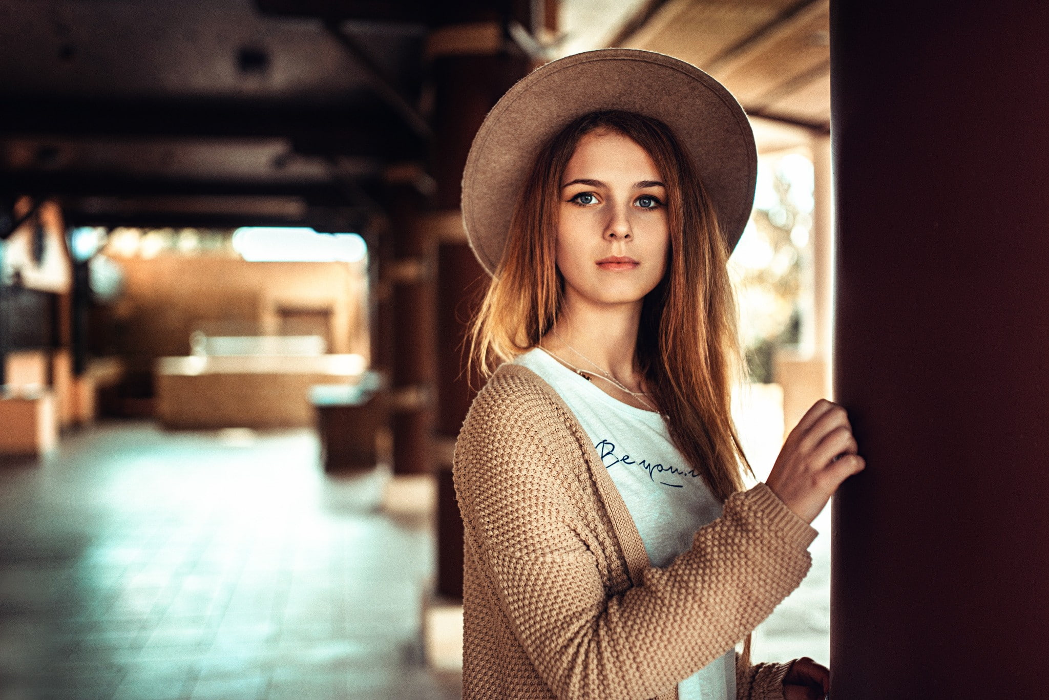 straight hair, Stephanos Georgiou, hat, long hair, 1080P, depth of field, looking at viewer, model, women, redhead, HD Wallpaper