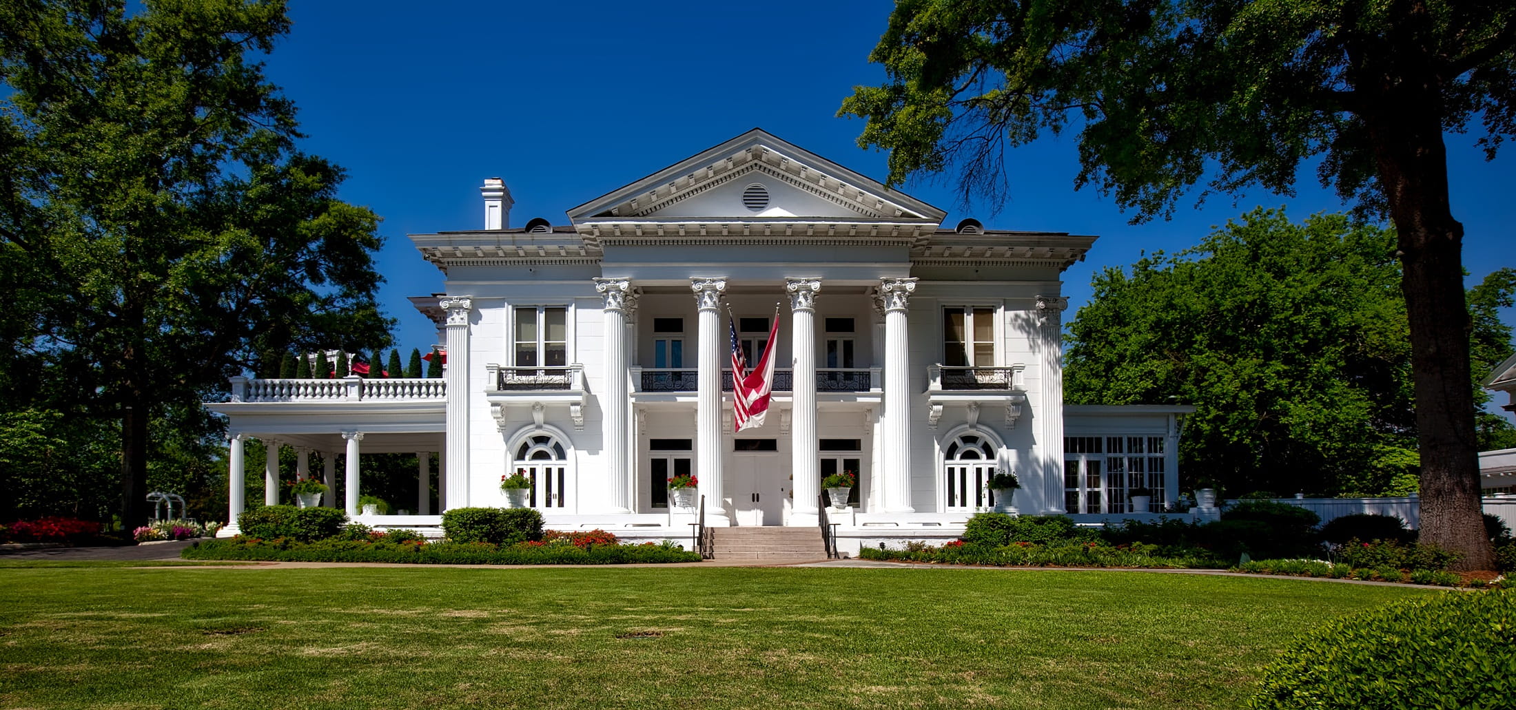 Alabama, no people, government, beside, landmark, house, facade, flag, built structure, alabama, tree, building exterior, grass, columns, home, white, lawn, HD Wallpaper