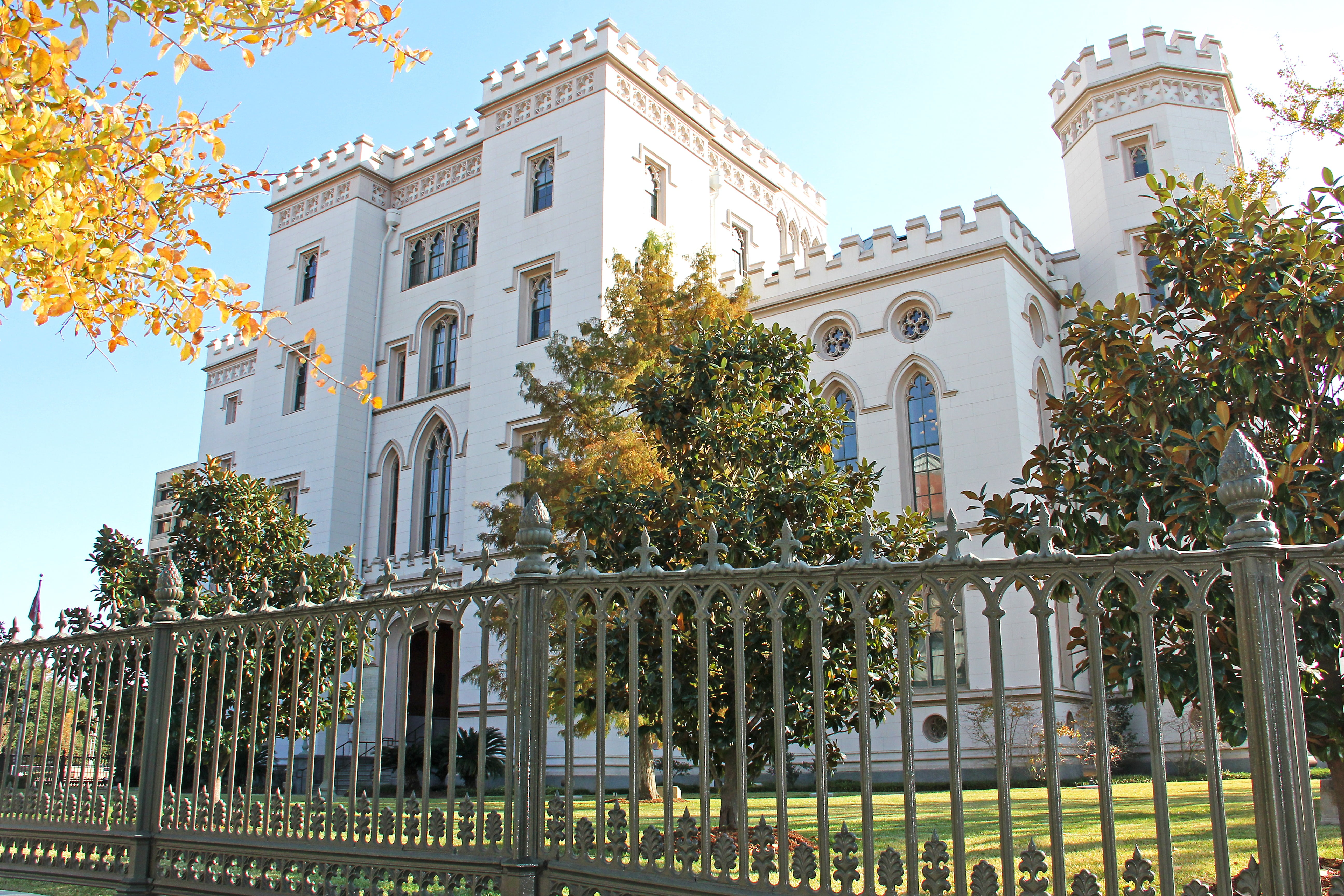 history, baton rouge, sky, low angle view, mansion, architecture, city, boundary, outdoors, sunlight, barrier, fence, government, growth, nature, plant, HD Wallpaper