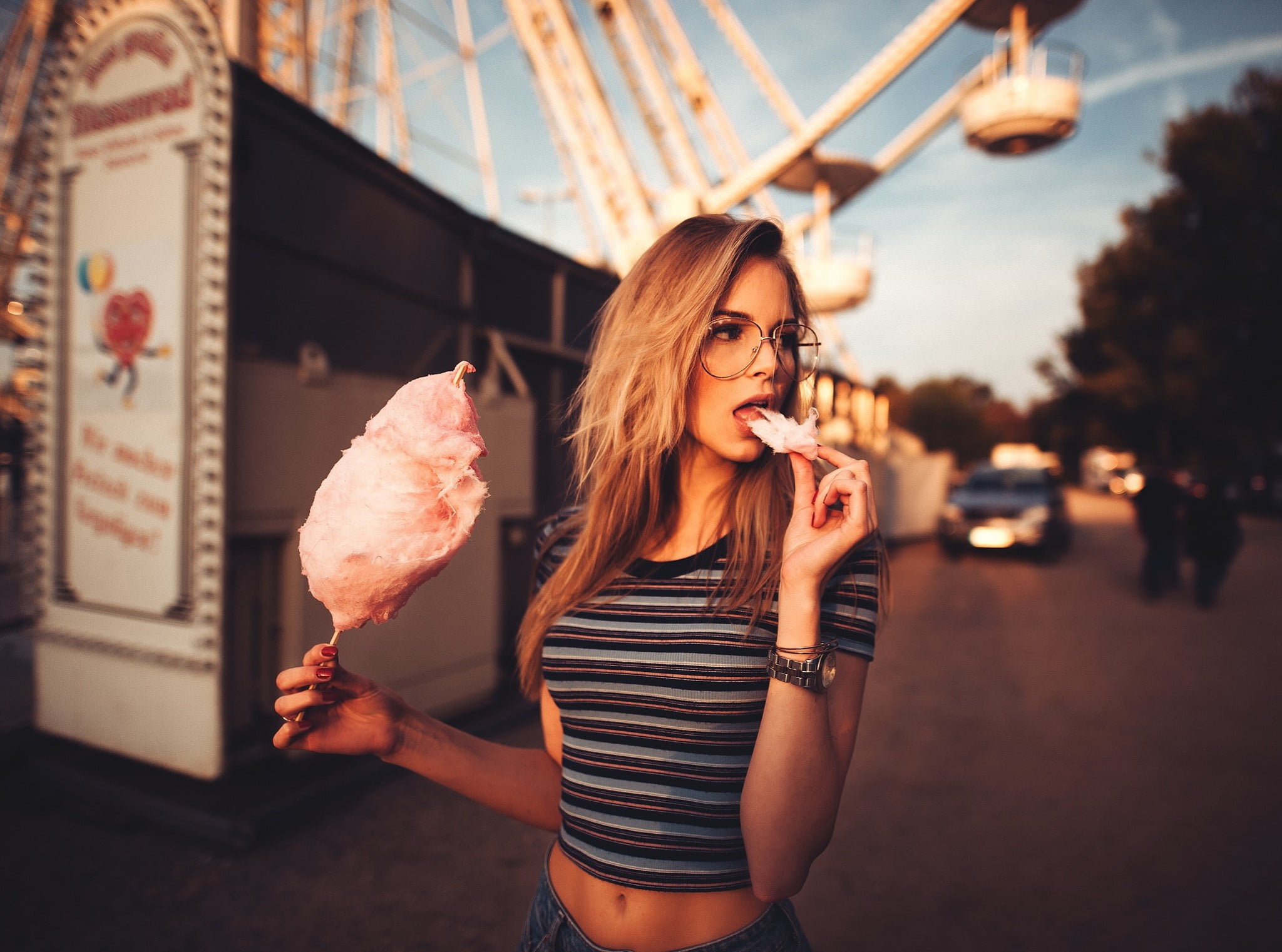 beautiful woman, women outdoors, 1080P, Sebastian Heberlein, young women, women, positive emotion, looking away, women with glasses, smiling, focus on foreground, HD Wallpaper