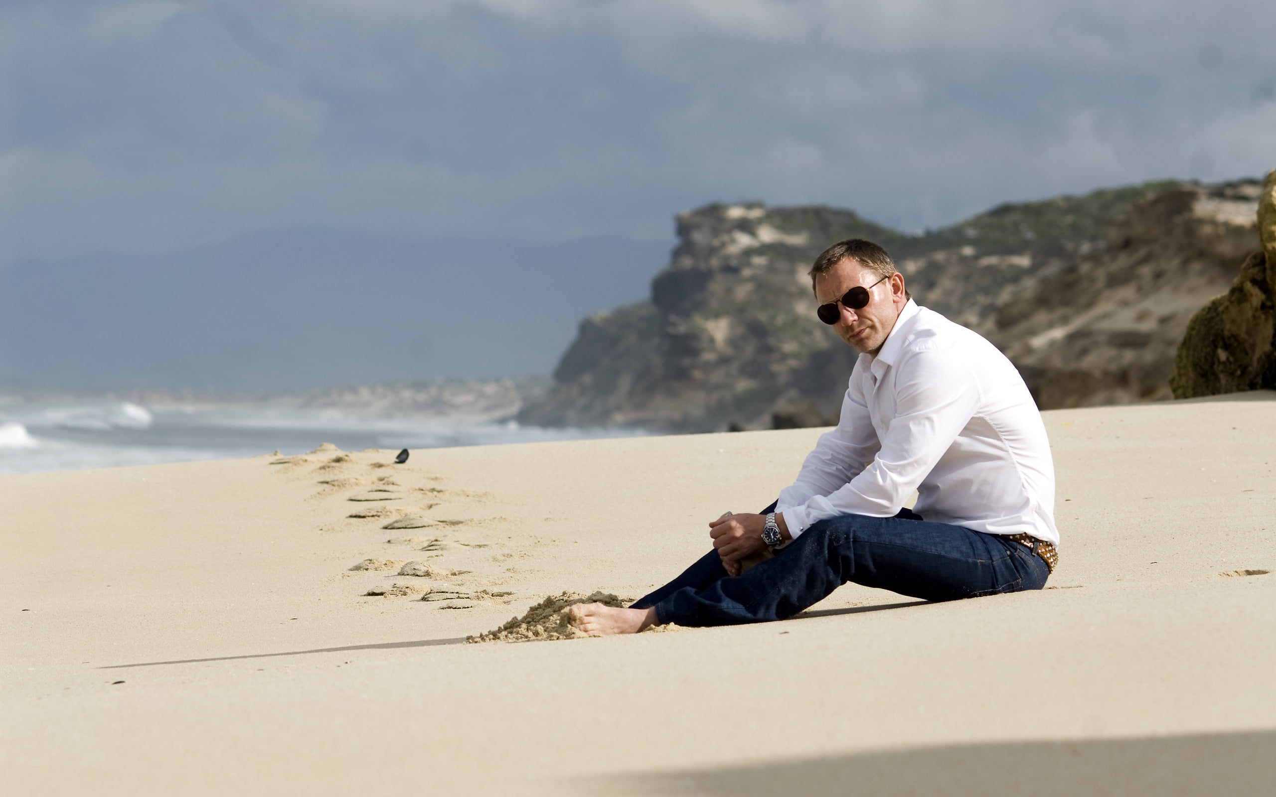 confidence, technology, actor, beard, real people, casual Clothing, david, sky, only Men, daniel craig, adults Only, vacations, rocks, adult, sunglasses, HD Wallpaper
