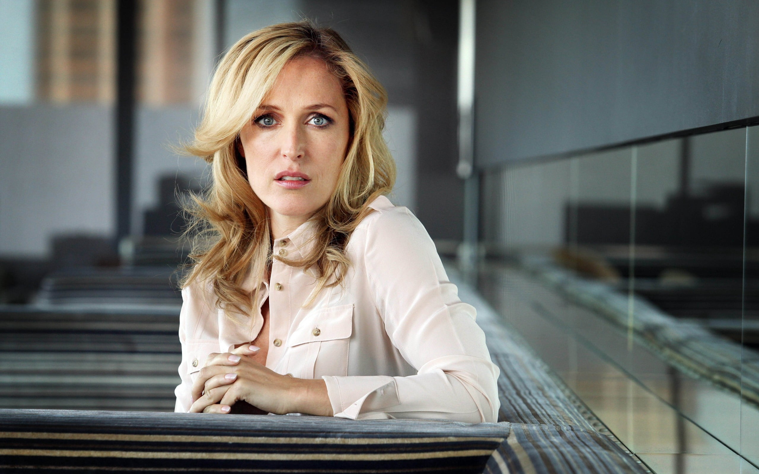 outdoors, businesswoman, thinking, waiting, only Women, blonde, gillian anderson, business Person, white, s, long hair, females, adult, looking, portrait, HD Wallpaper