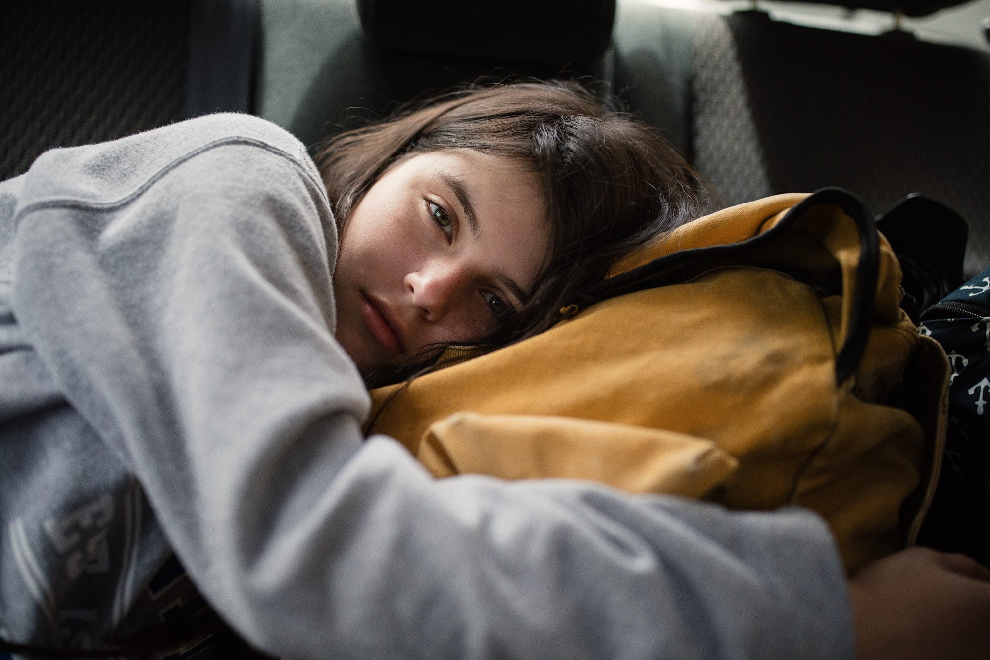 Raluca Vlad, 1080P, looking at viewer, Jesse Herzog, backpacks, lying down, women, HD Wallpaper