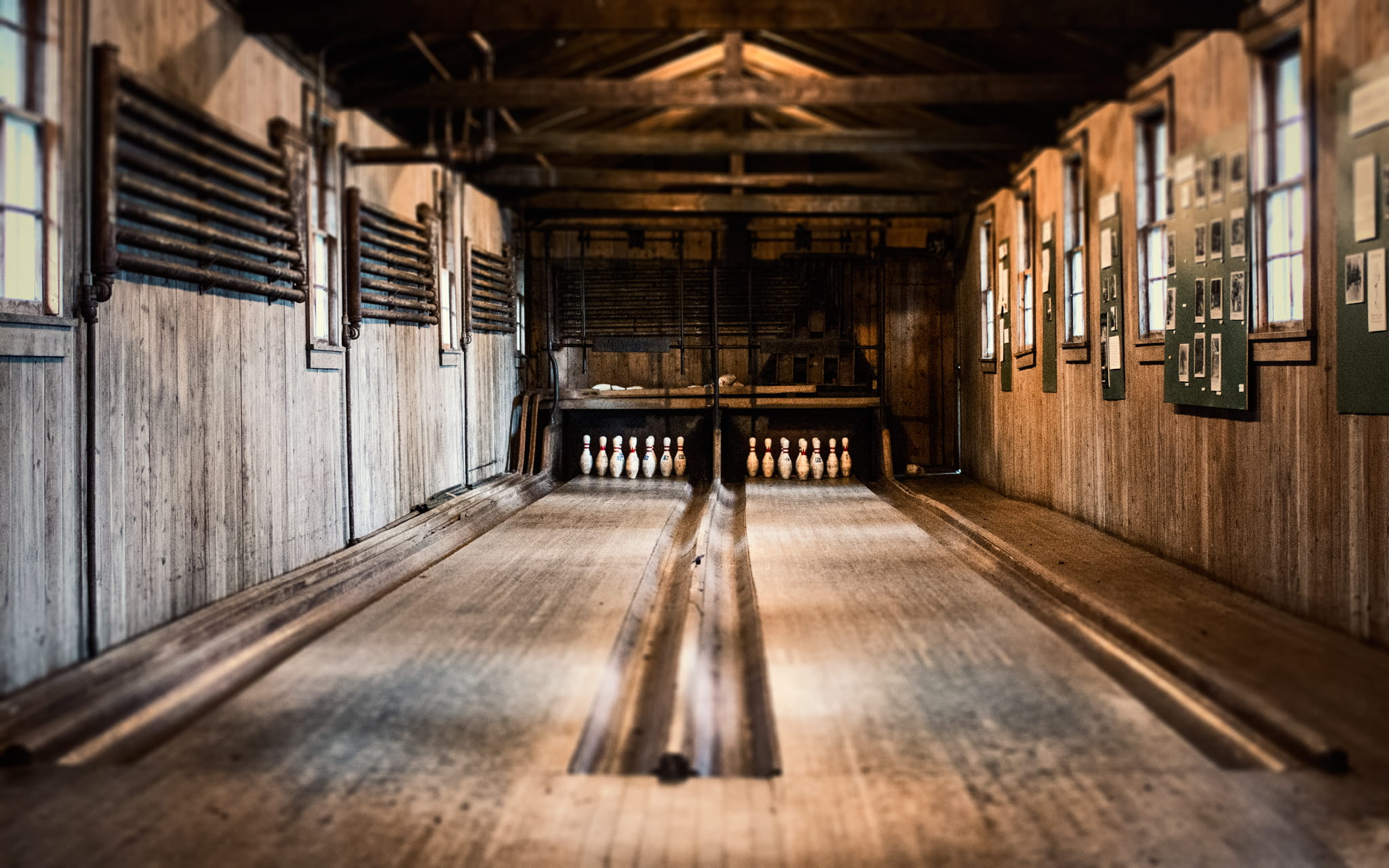 built structure, big lebowski, ceiling, arcade, absence, wood - material, direction, building, america, flooring, architecture, antique, chair, old, united states, HD Wallpaper