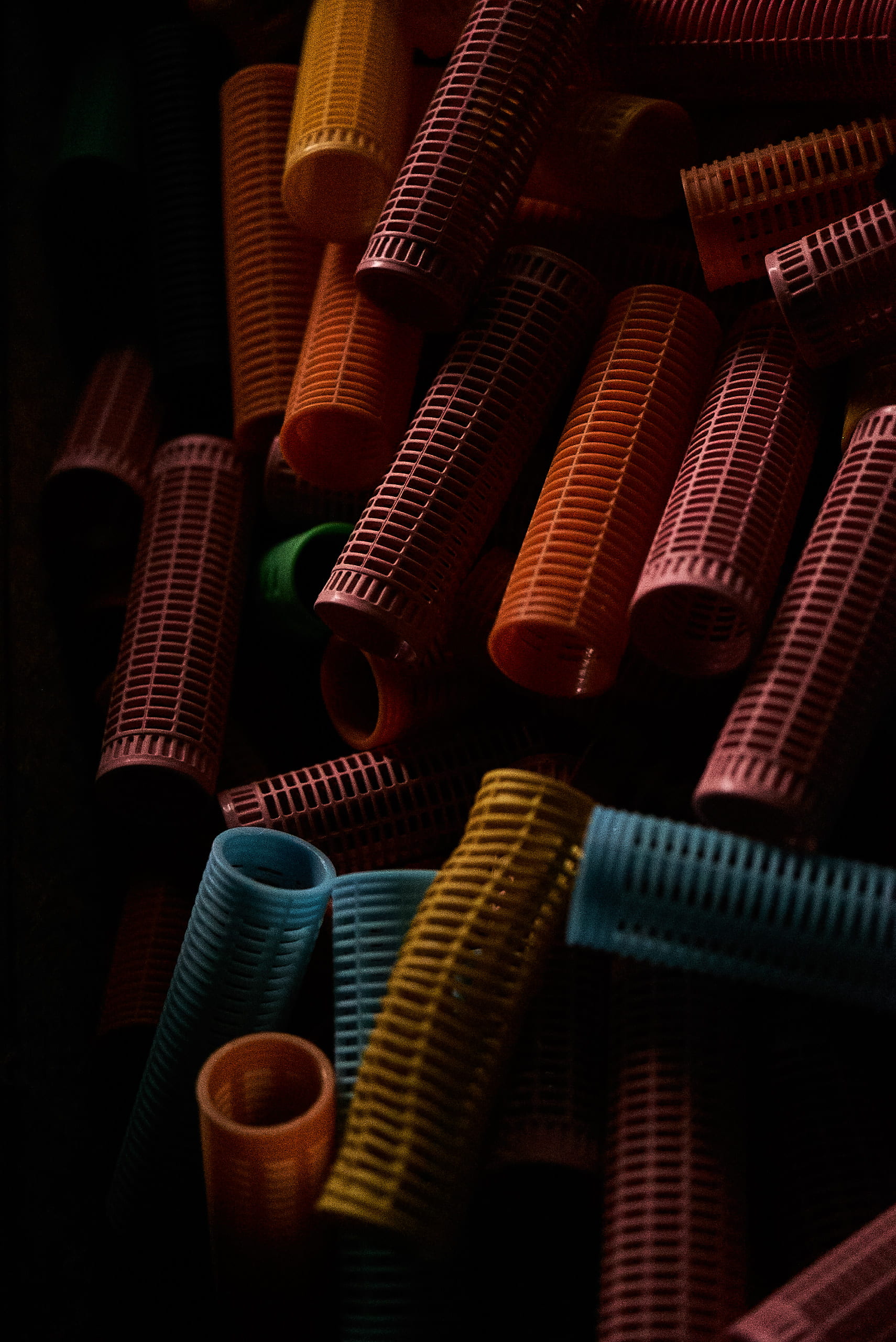 comb, high angle view, still life, no people, variation, indoors, close-up, multi colored, 2K, stack, full frame, photo, pattern, plastic, curler, pile, Phone HD Wallpaper
