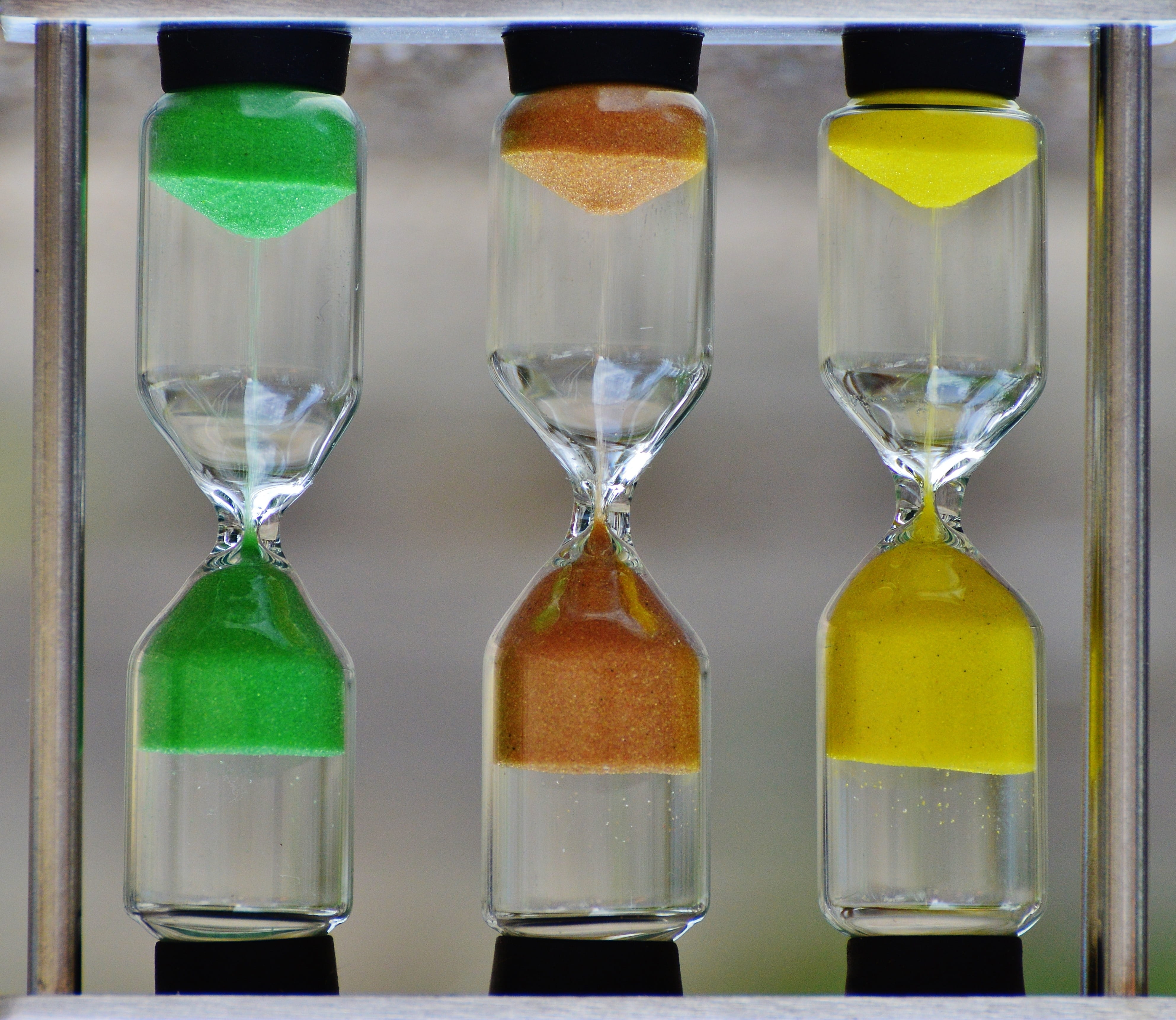 tense, time, funny, minute, group of objects, side by side, indoors, studio shot, transparent, two objects, run out, no people, wrong, amount of time, hourglass, HD Wallpaper