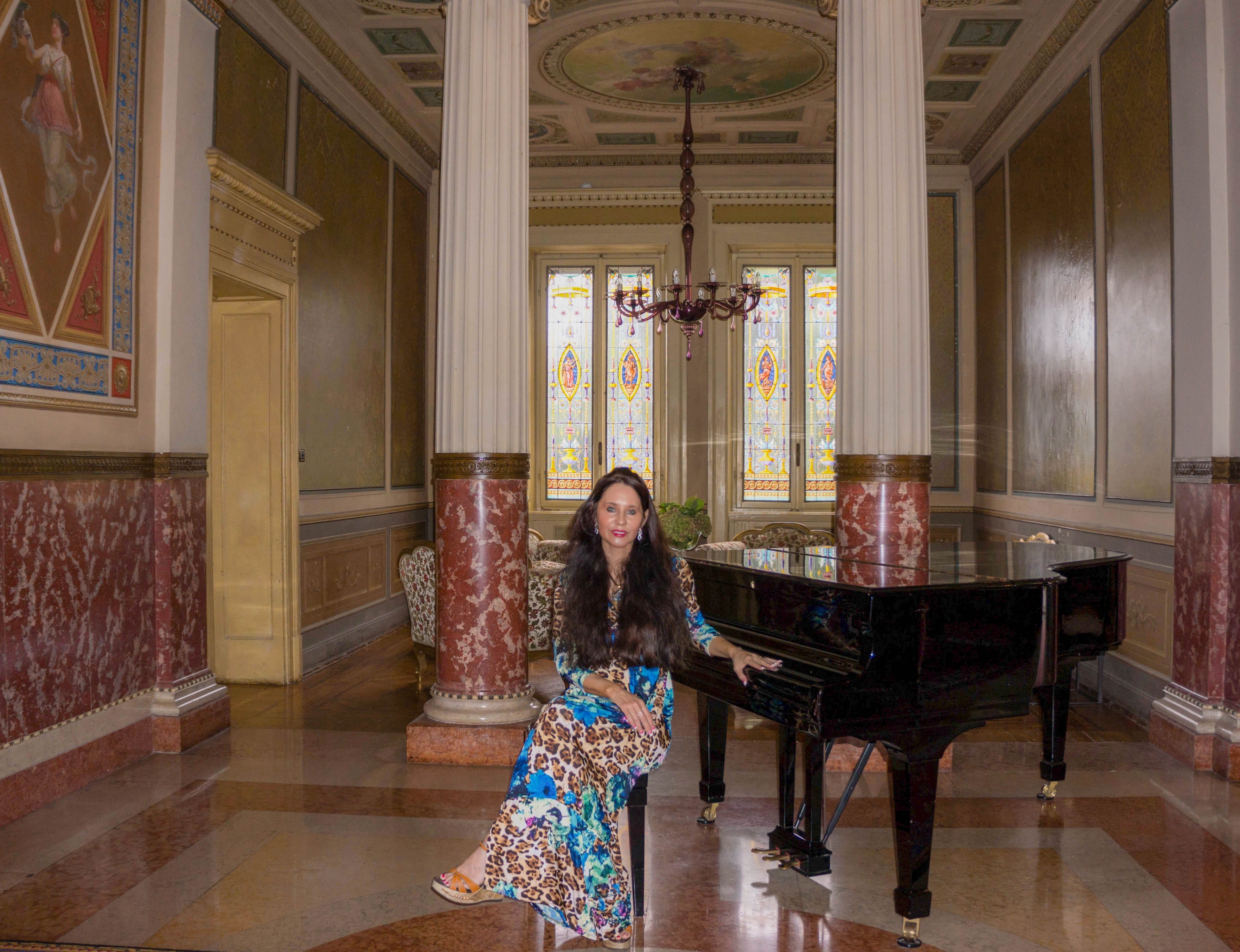 beautiful woman, villa cortine palace, v lake garda, architecture, white, relaxation, sitting, self portrait, happy, antiques, smiling, musical equipment, HD Wallpaper