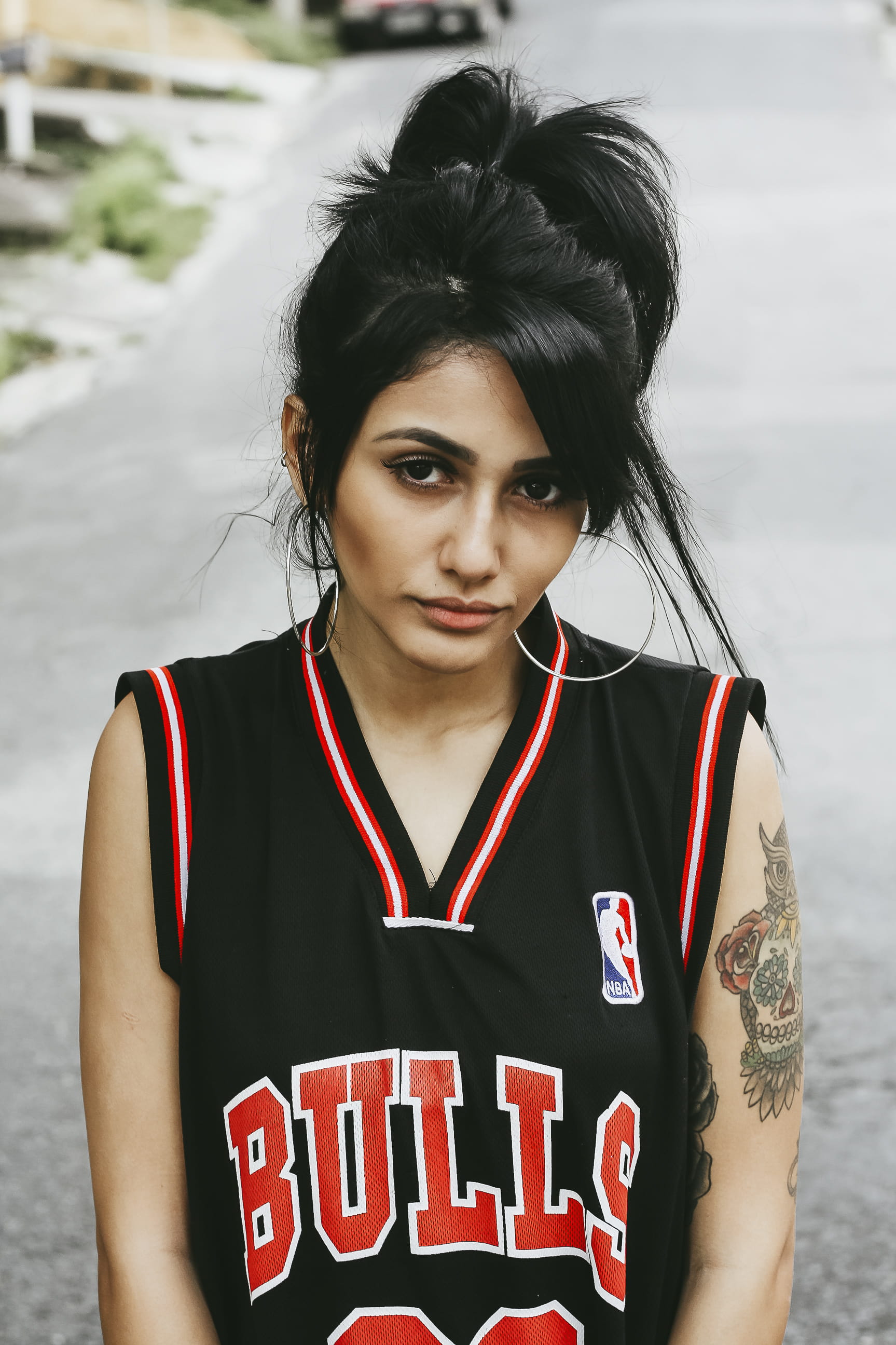 black, caucasian Ethnicity, women, waist up, lifestyles, casual clothing, portrait, young women, bulls, one woman only, real people, v, one Person, young Adult, Phone HD Wallpaper