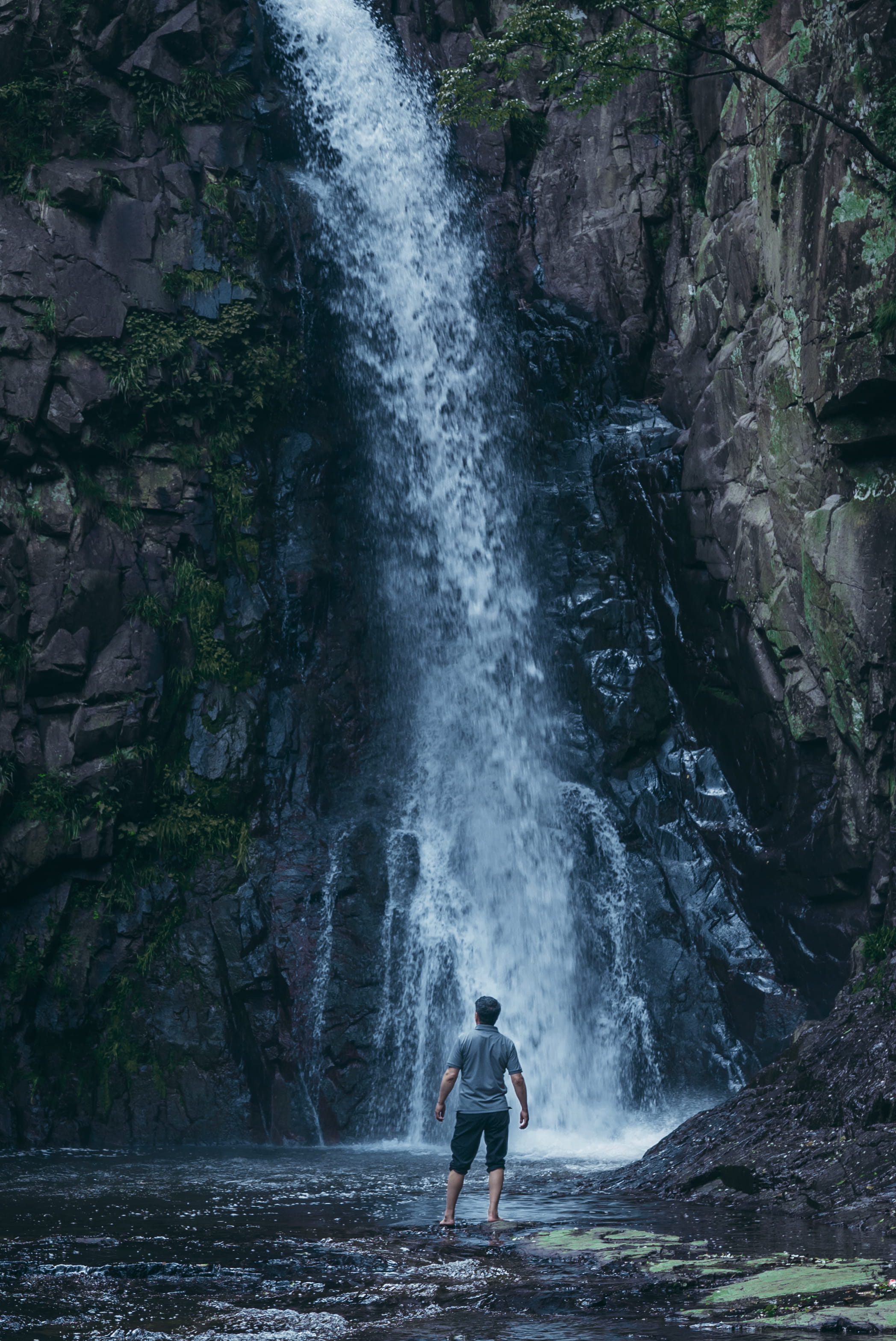 water, lifestyles, hill, real people, one person, china, man, outdoors, scenics - nature, 2K, zhejiang, blurred motion, flowing, long exposure, standing, Phone HD Wallpaper