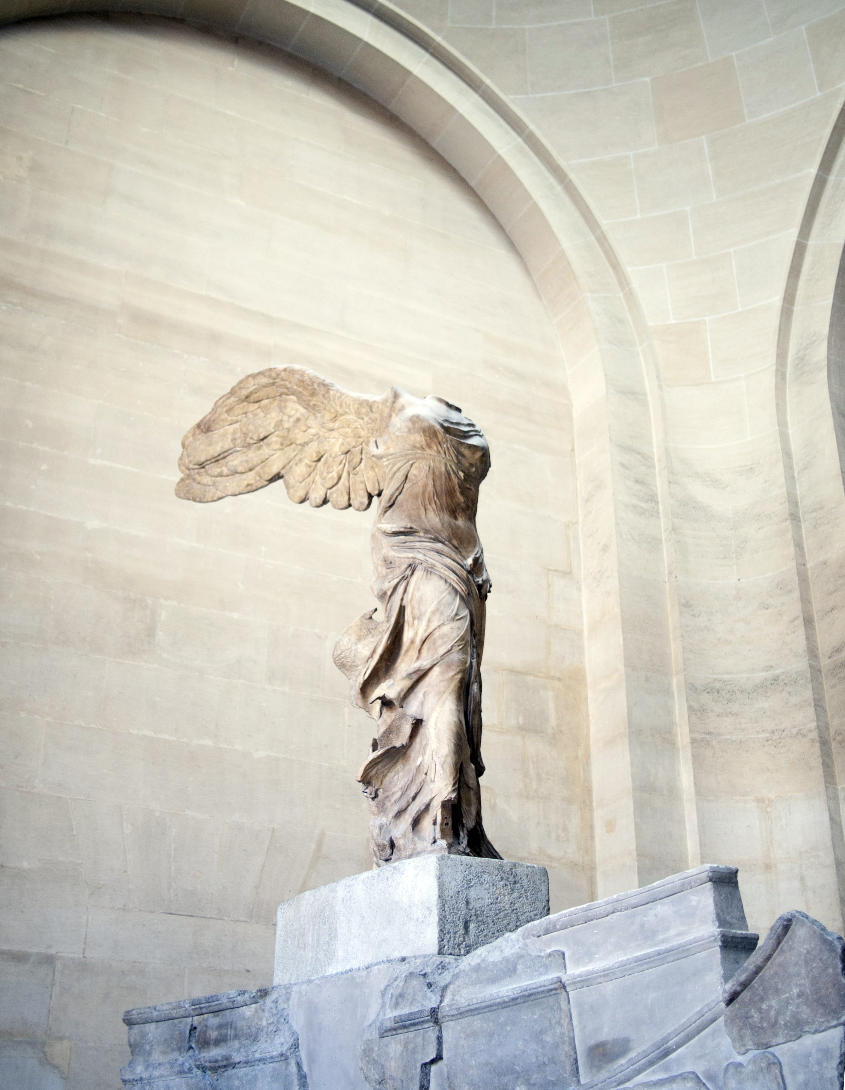 male likeness, sculpture, outdoors, communication award, arch, nike, craft, architectural column, representation, Louvre, the louvre, built structure, monument, Phone HD Wallpaper
